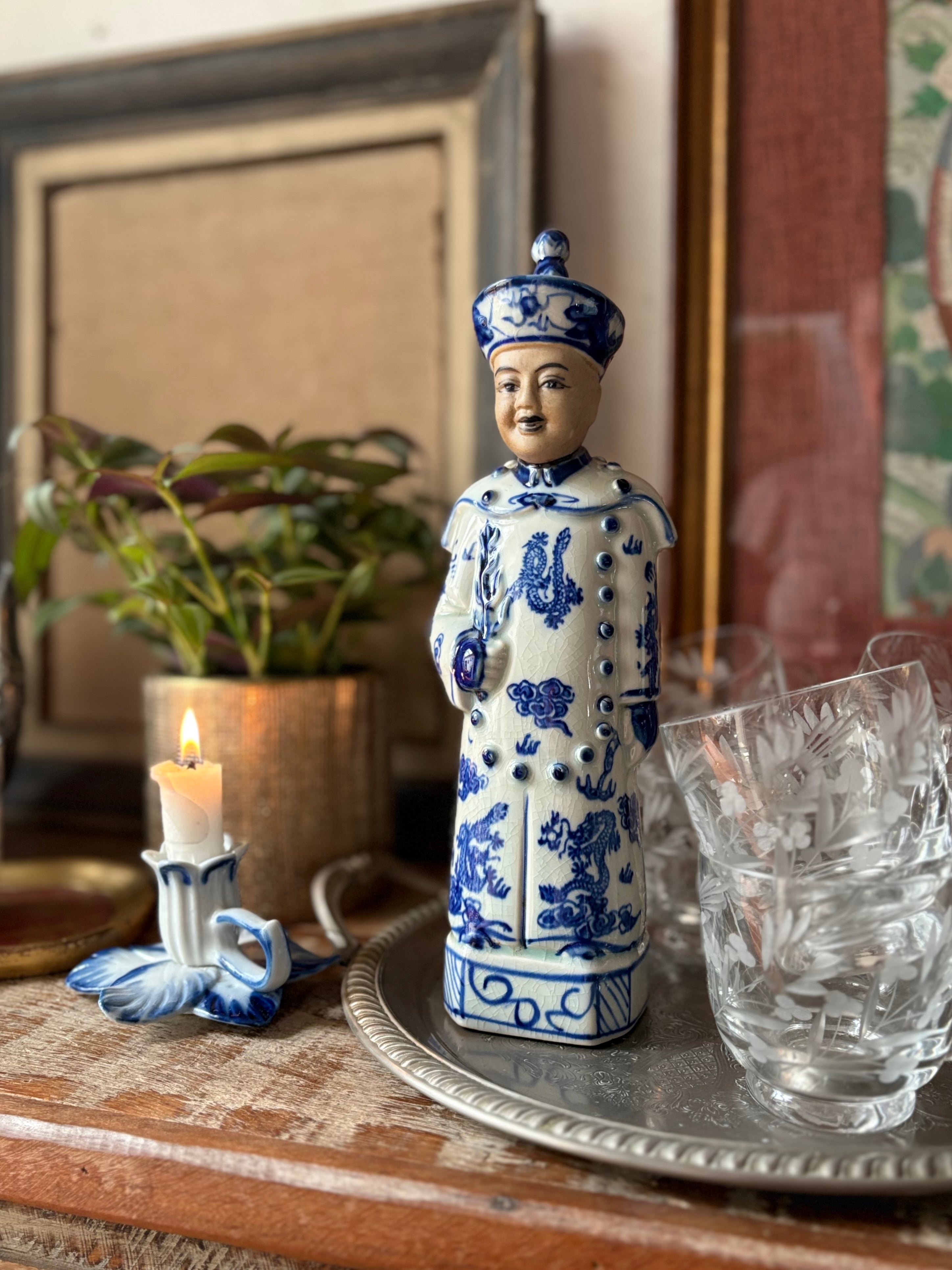 Figura / pequena escultura de sábio chinês em porcelana azul e branco