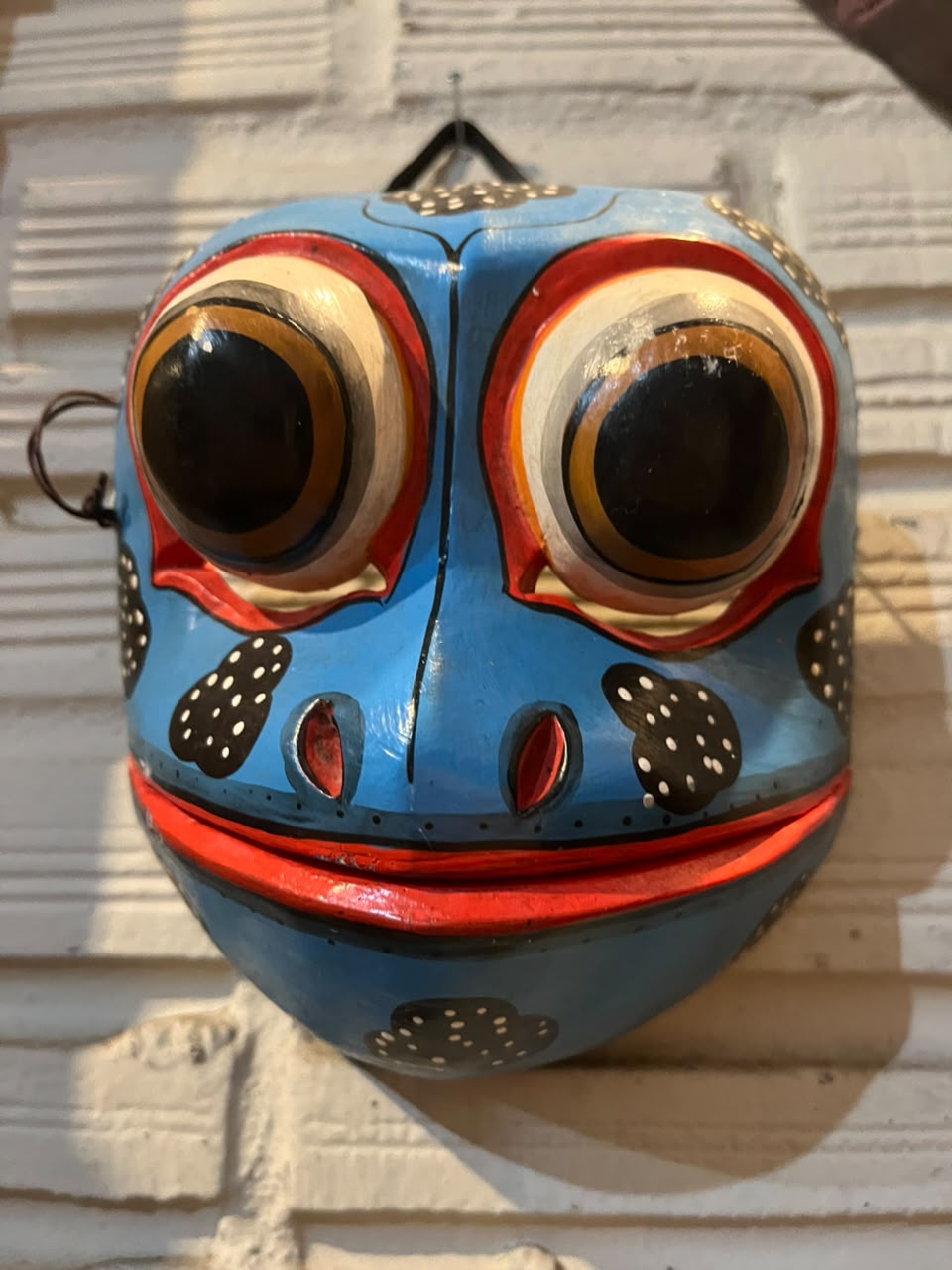 Máscara decorativa de sapo em madeira entalhada e pintada à mão — 20 × 15 cm