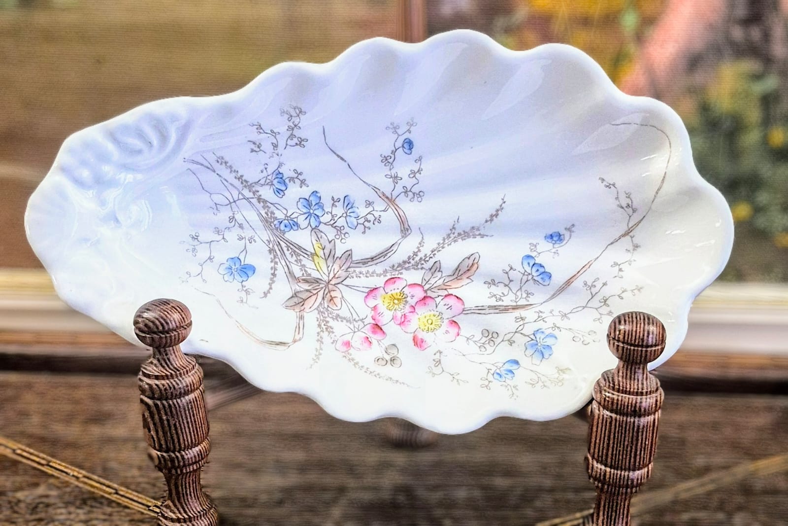  Linda e delicadíssima petisqueira,  pinga joias, saboneteira em formato de concha, em porcelana centenária francesa Limoges.