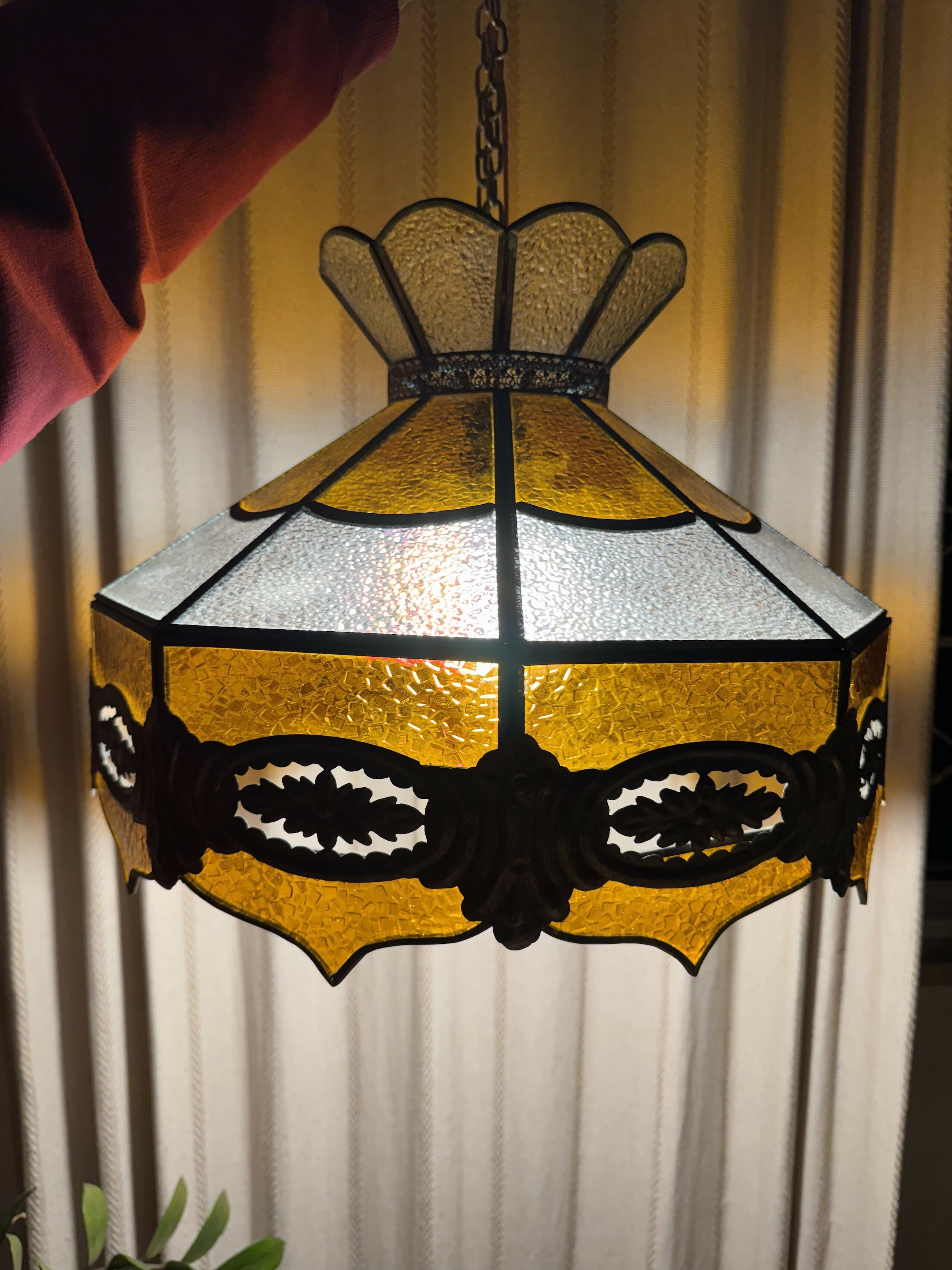 RARA e antiga luminária em vitral e rico trabalho em ferro