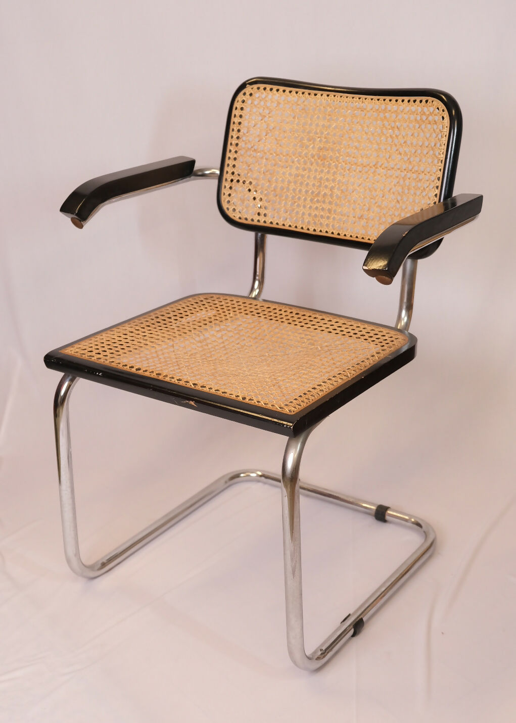 CADEIRA CESCA PRETA COM BRAÇO DESIGN MARCEL BREUER / 1928