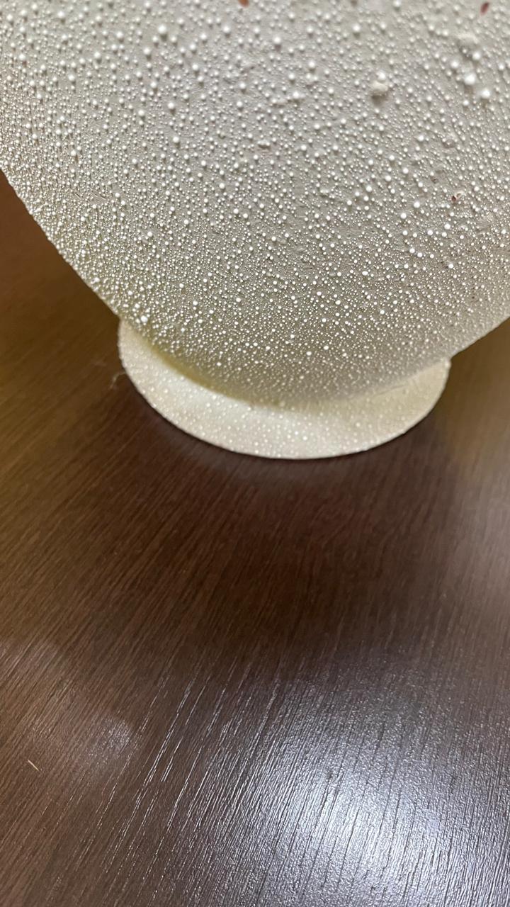 Vasos de cerâmica branca texturizado Pingo de Leite com alças douradas 