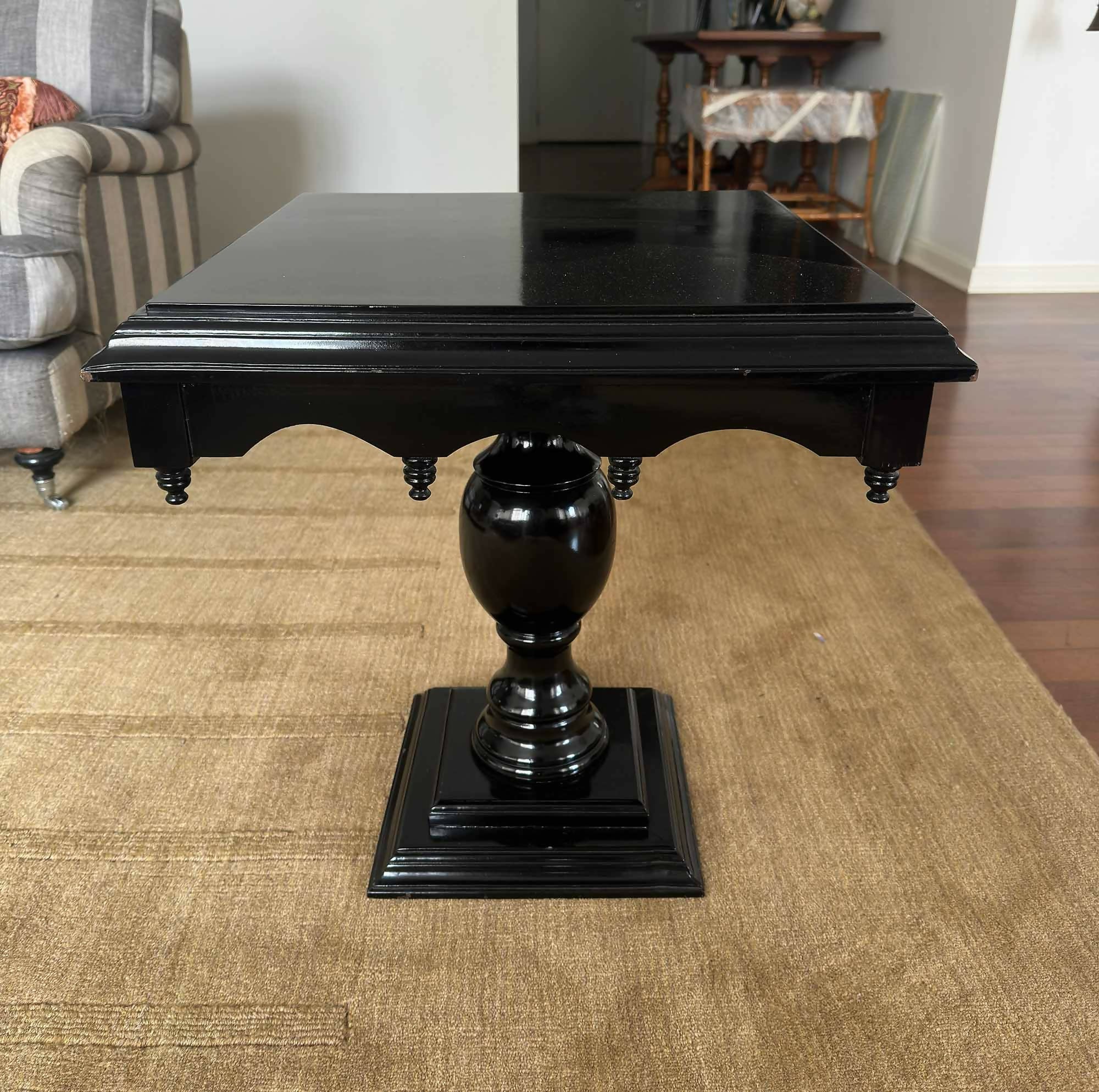 Mesa de apoio / mesinha lateral ebanizada