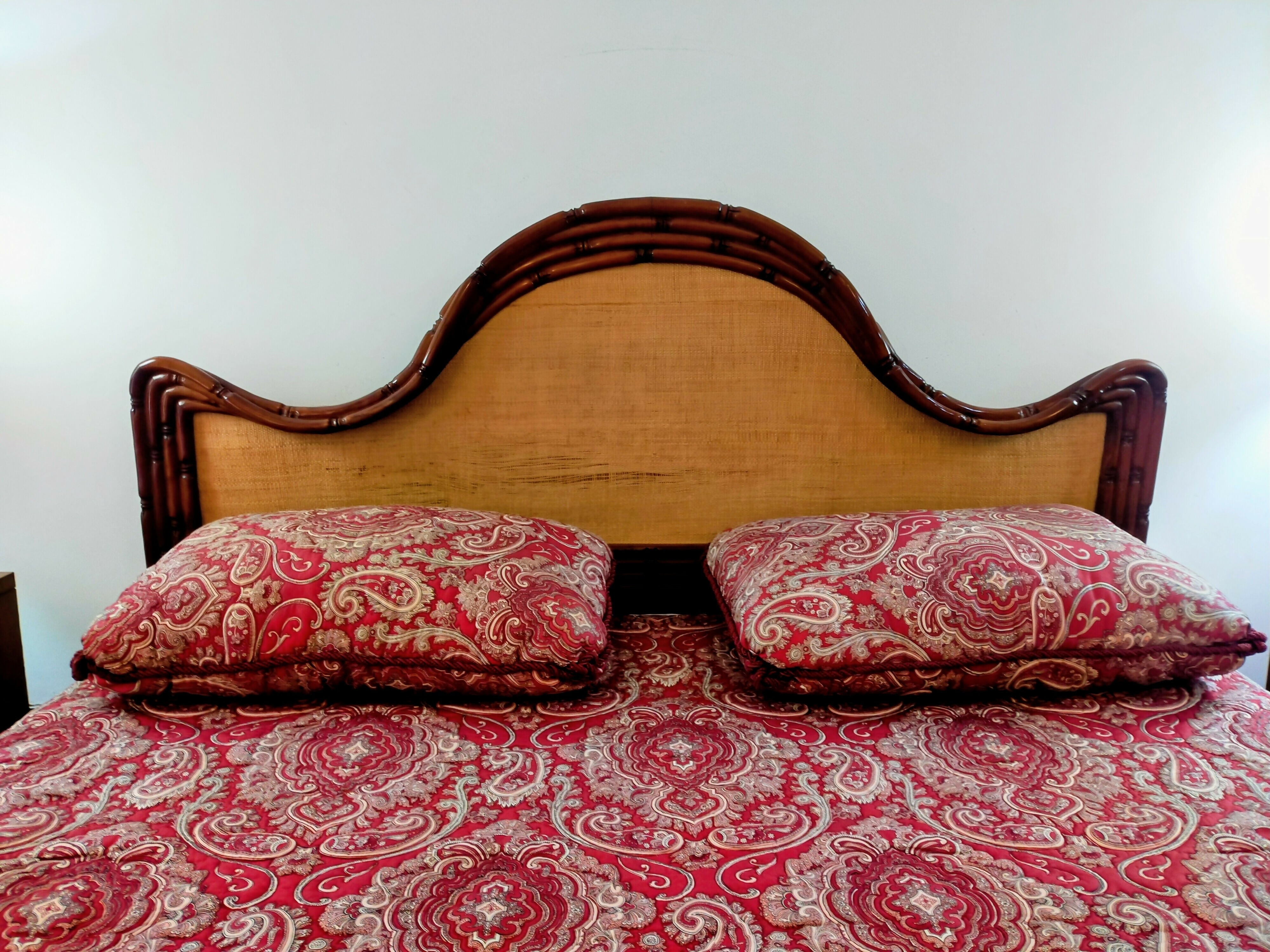 CAMA KING E CRIADOS FINOS EM MADEIRA MACIÇA ENTALHADA EM CURVAS