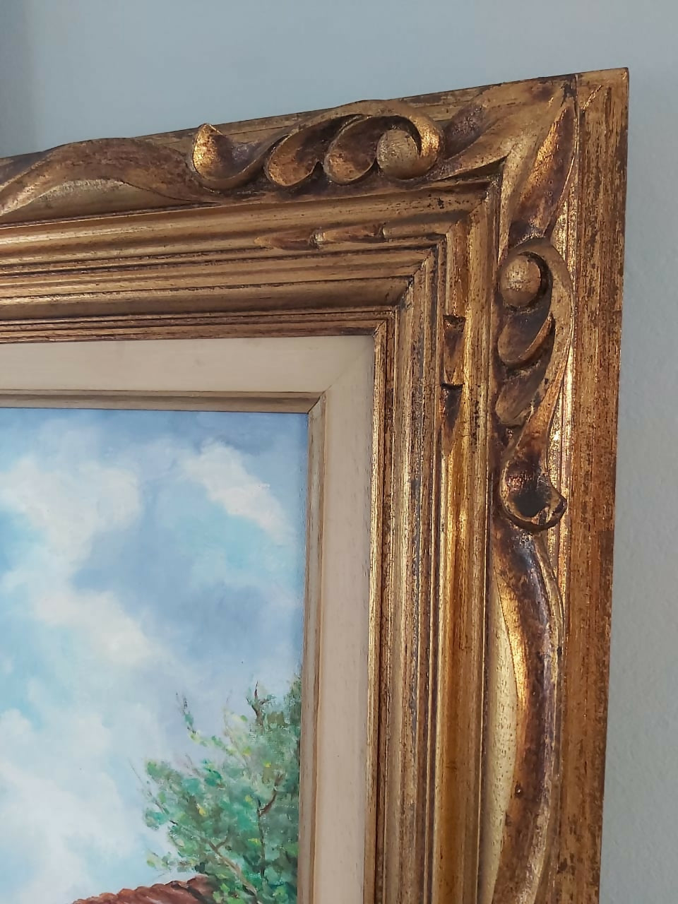 Quadro, óleo sobre tela, que retrata casario em vilarejo à beira do rio. Linda!