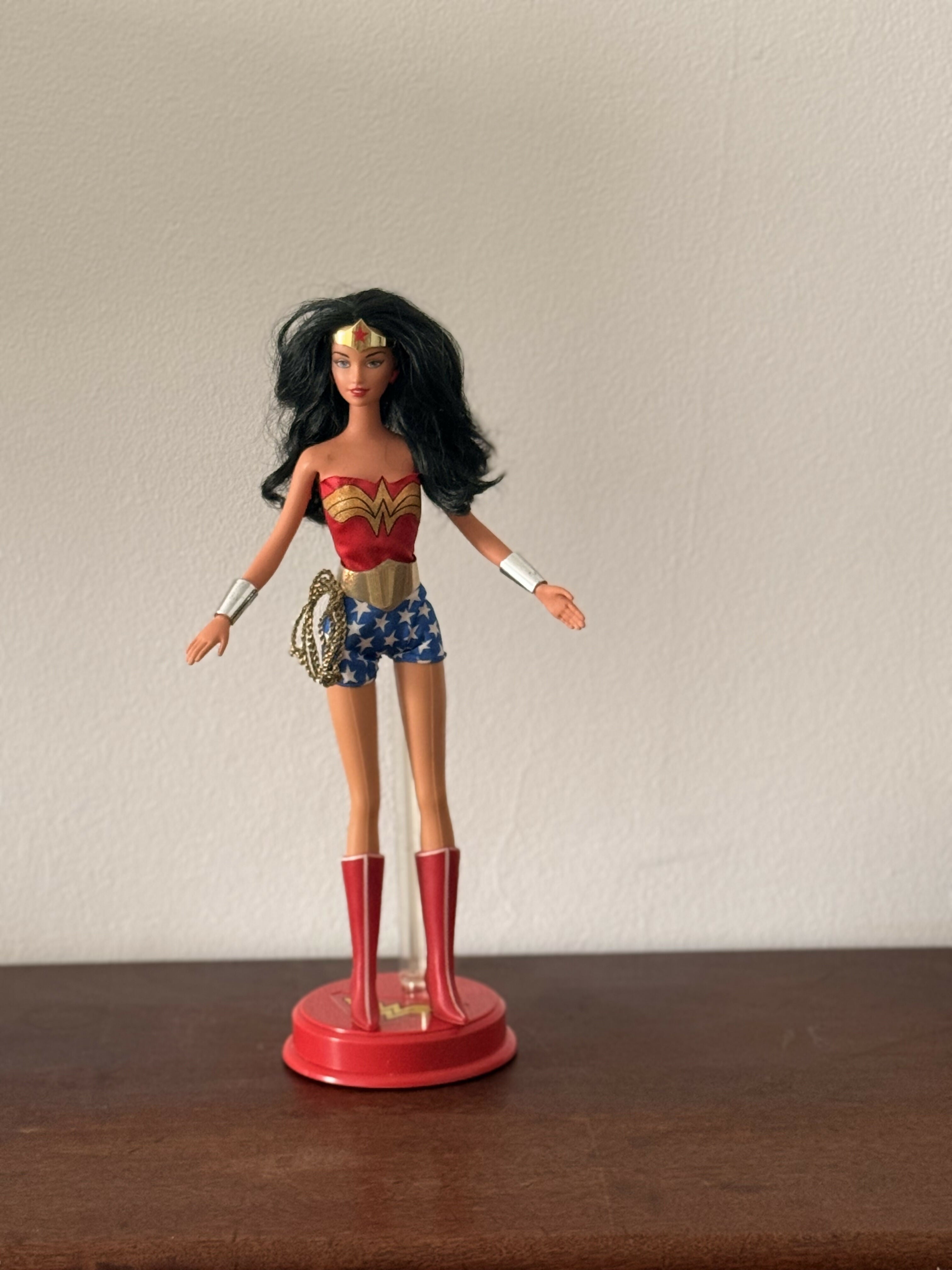 Boneca Barbie colecionável Mulher Maravilha - Mattel (na caixa)