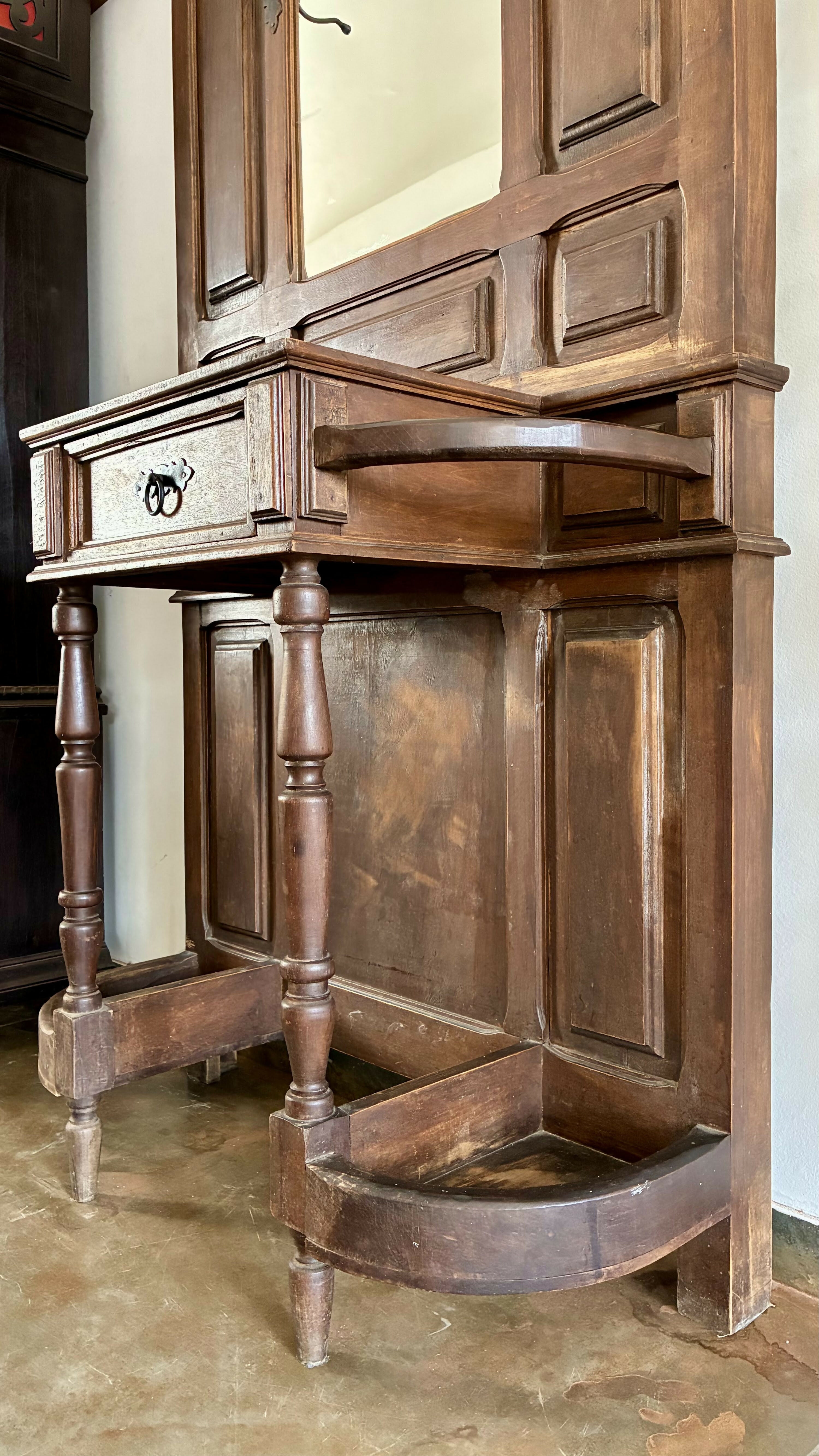 Chapeleira antiga em madeira