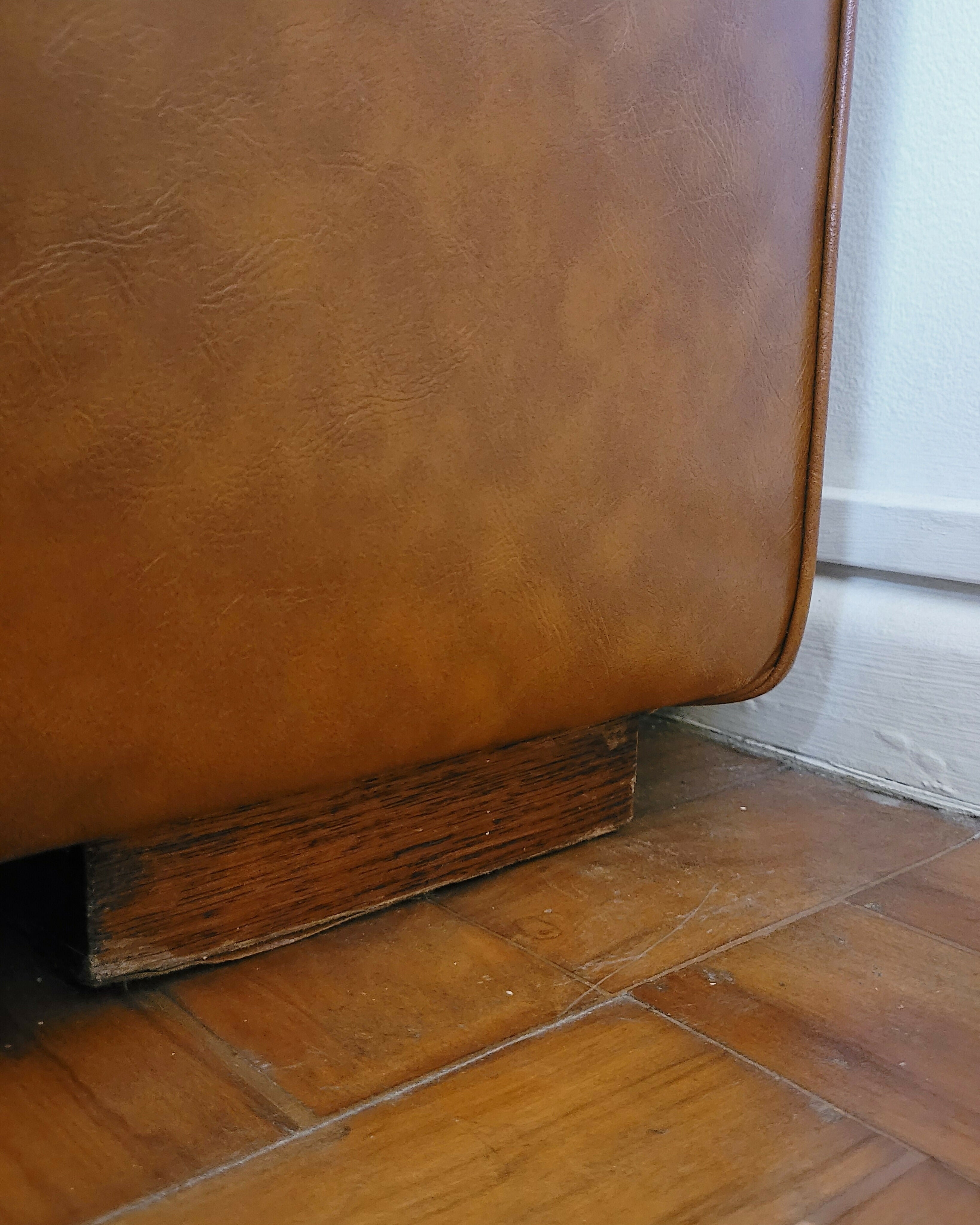 Sofá recém restaurado com estofado em couro ecológico caramelo