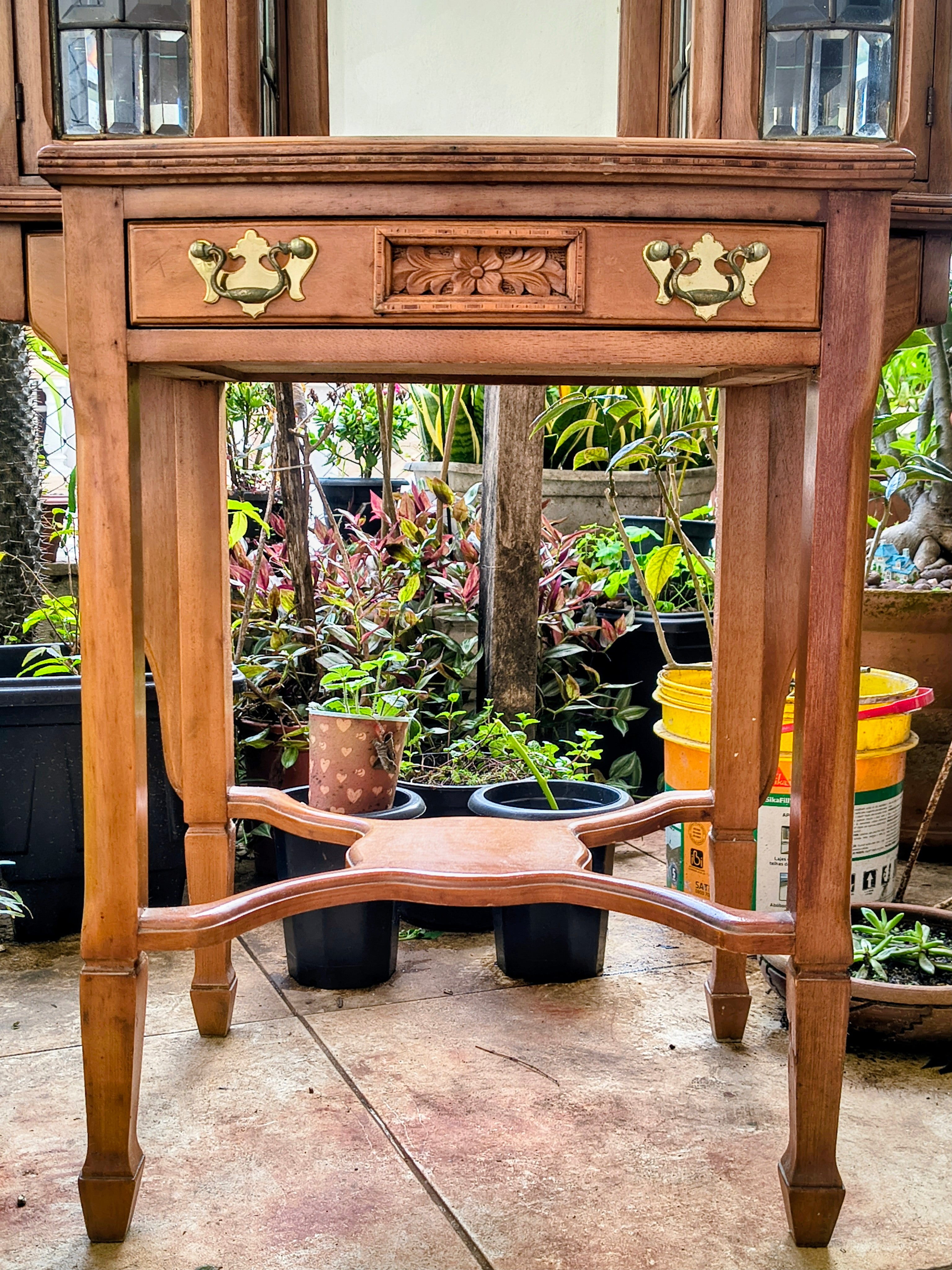 Pequena Penteadeira antiga  em Madeira com Marchetaria e detalhes entalhados
