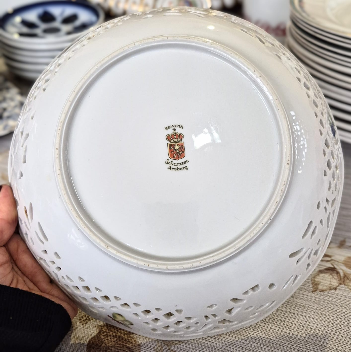 Fruteira em forma de bowl / tigela em porcelana alemã vintage fenestrada incrível e impecável,  em estado de vitrine,  Schumann Arzberg Bavaria.