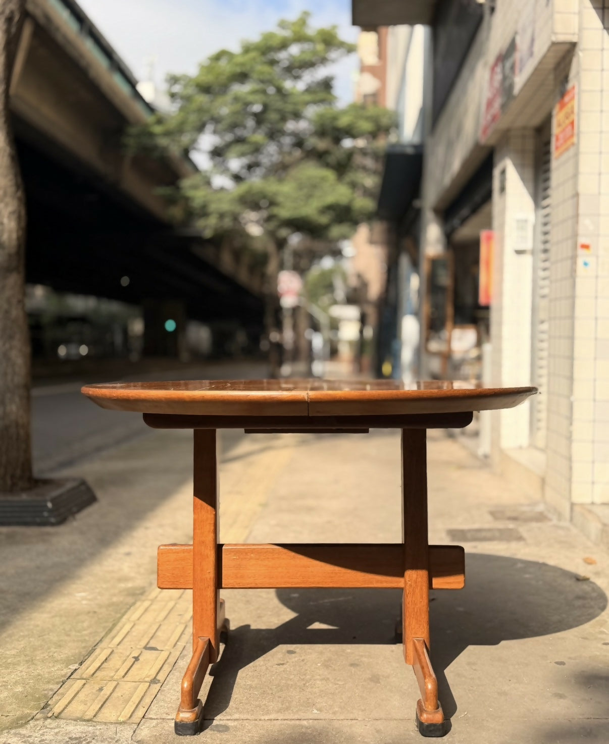 Mesa de jantar redonda extensível em madeira clara