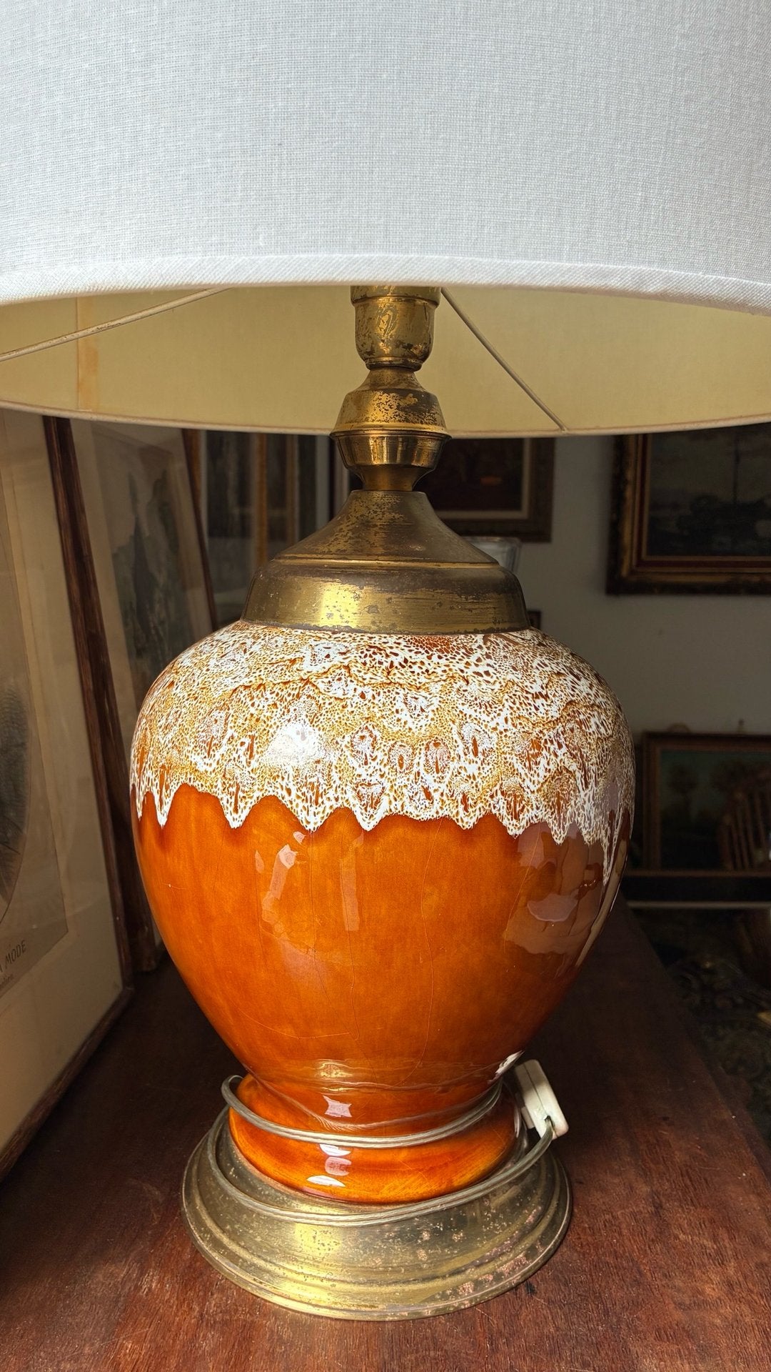 Luminária de Mesa com Base em Cerâmica Esmaltada