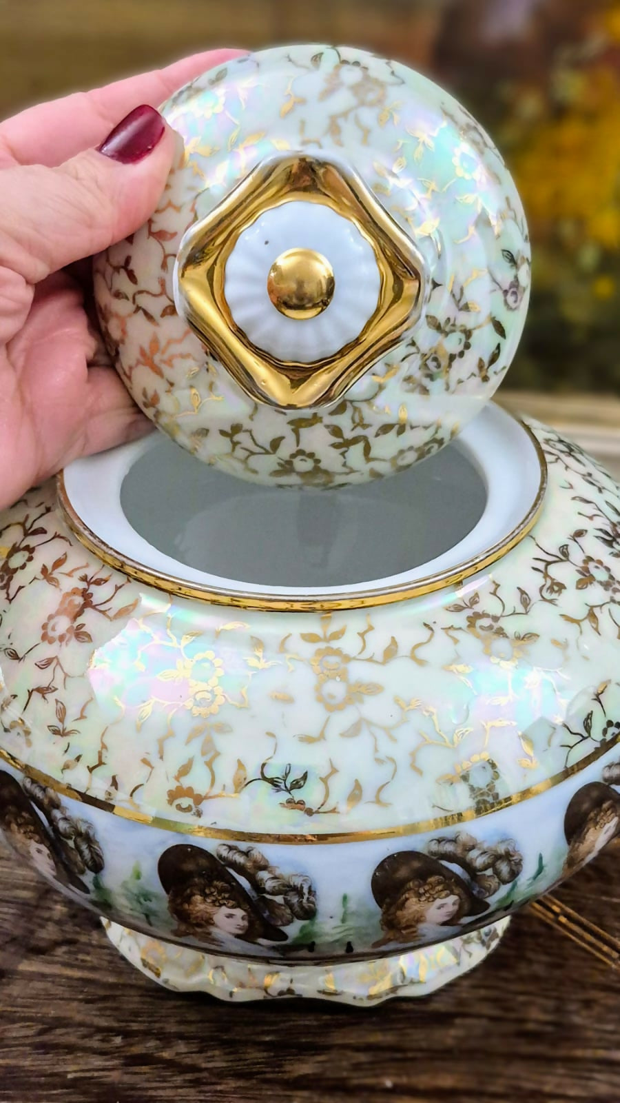 Bomboniére incrível, em excelente estado de conservação, anos 40, em porcelana nacional Real.