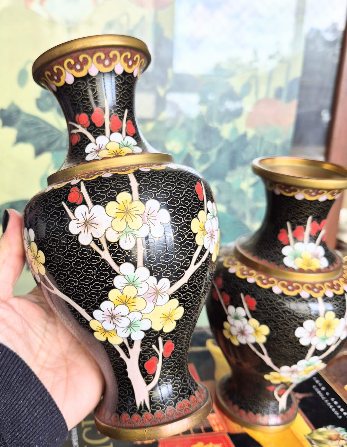 Par de vasos em cloisonné maravilhosos,  formato balaústre com decoração floral lindíssima e rara.