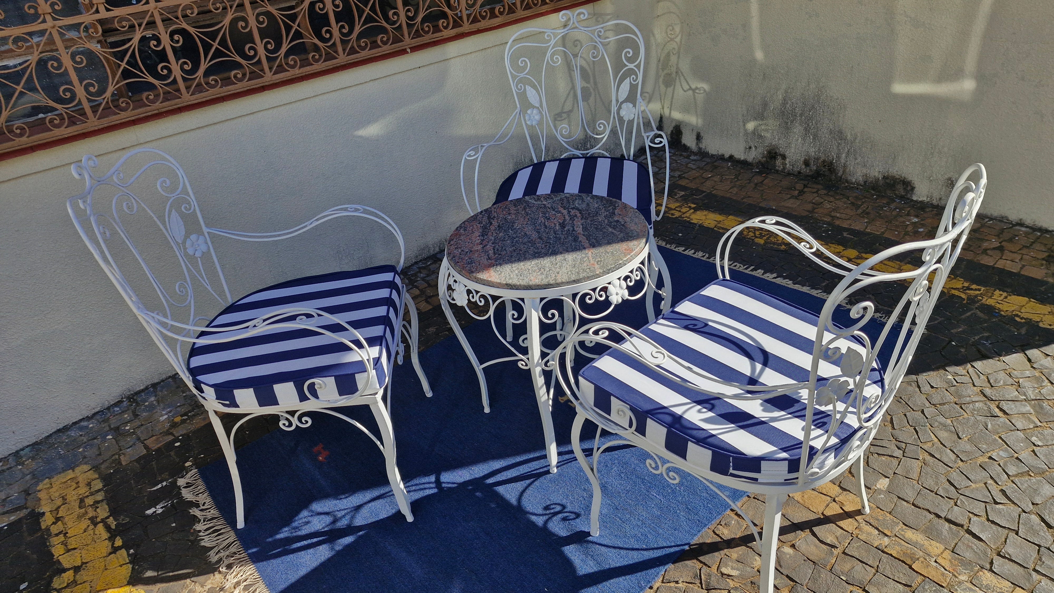 Jogo de Jardim (3 poltronas + 1 mesinha) em ferro branco com estofado listrado em azul 
