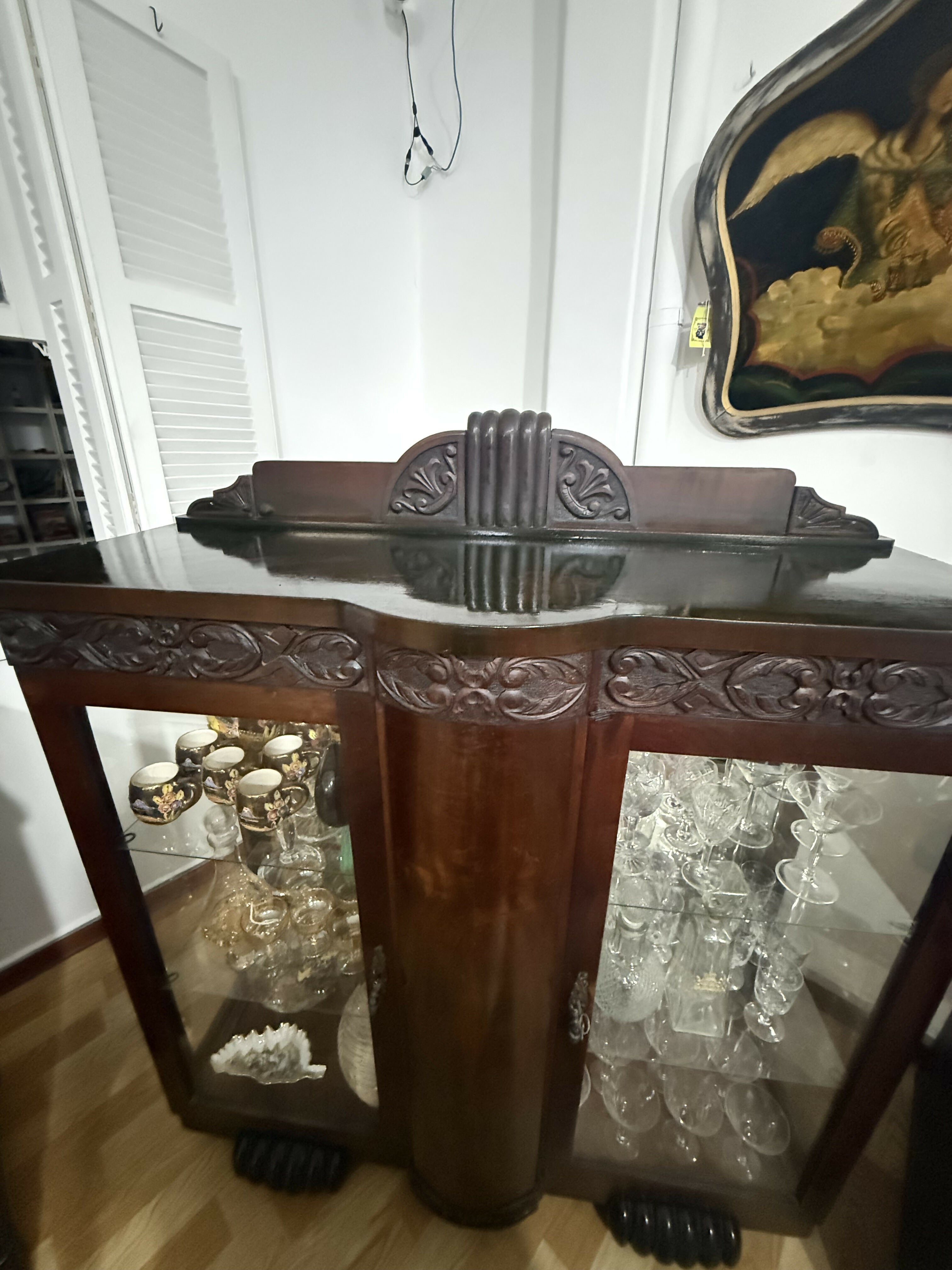 Cristaleira Clássica em Madeira Nobre com Patas de Leão