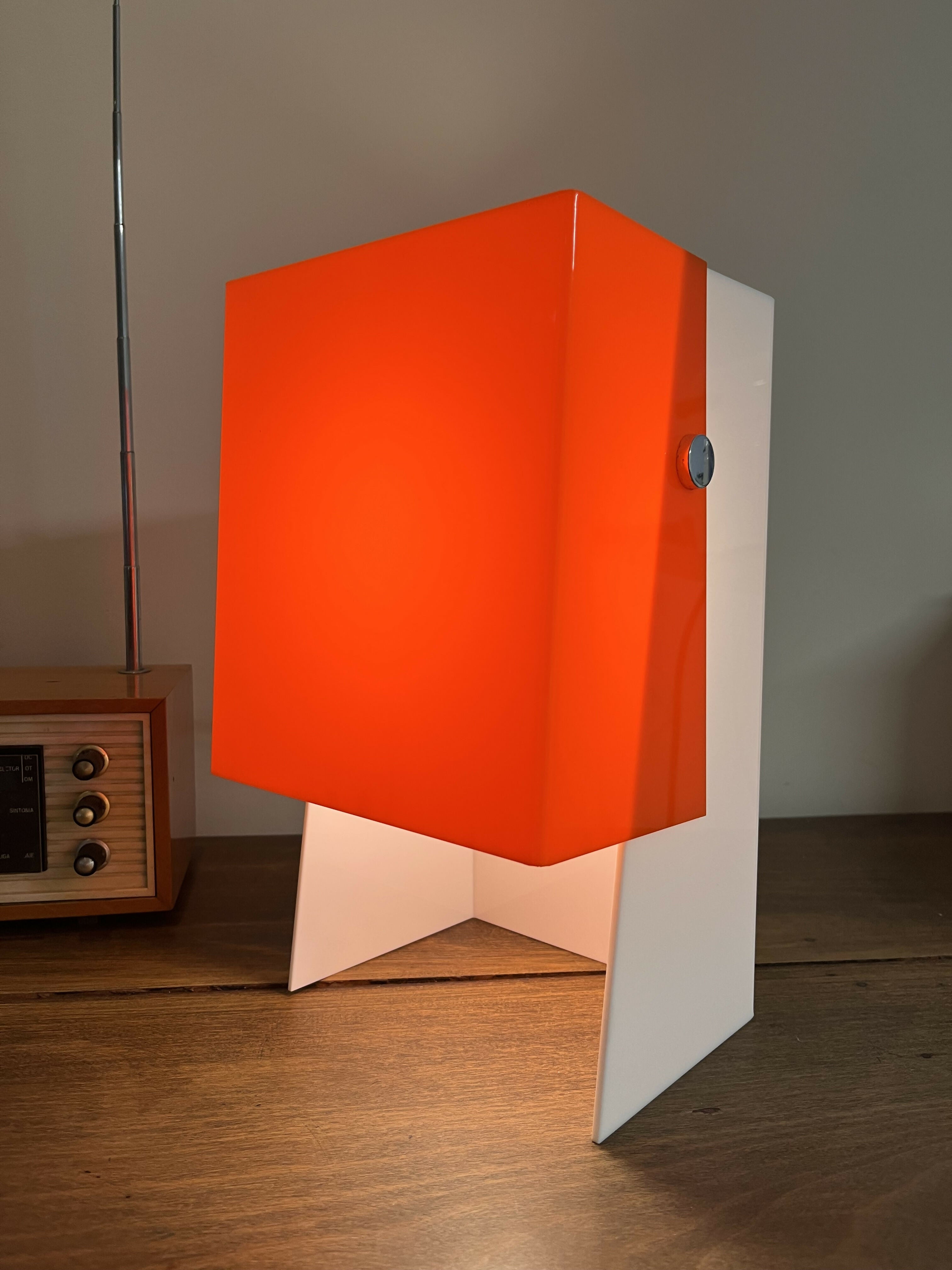 Luminária de mesa acrílico laranja