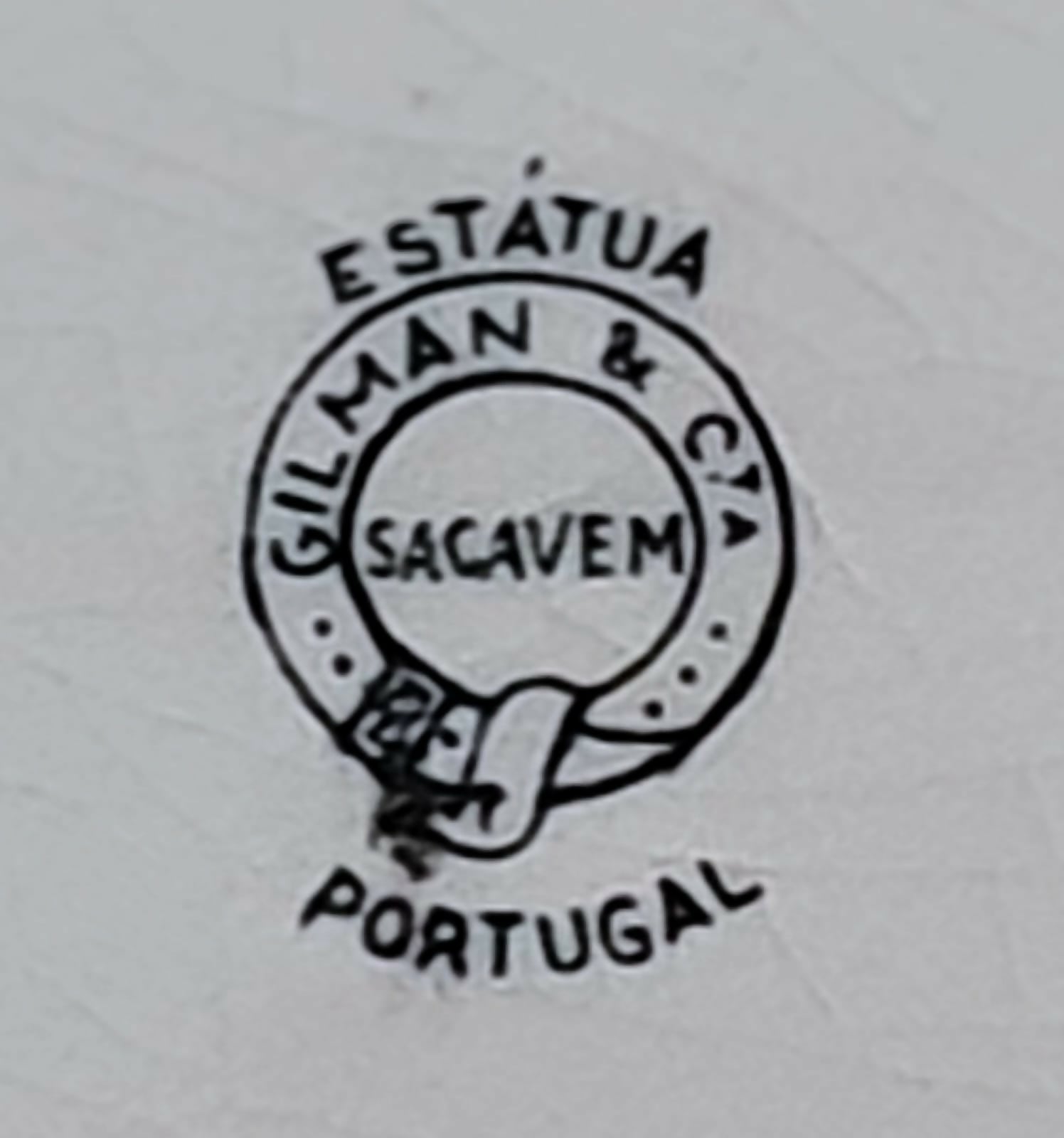 Travessa centenária em faiança portuguesa Sacavém preta, no modelo Estátua ou " Cavalinho" (cerca de 1900).