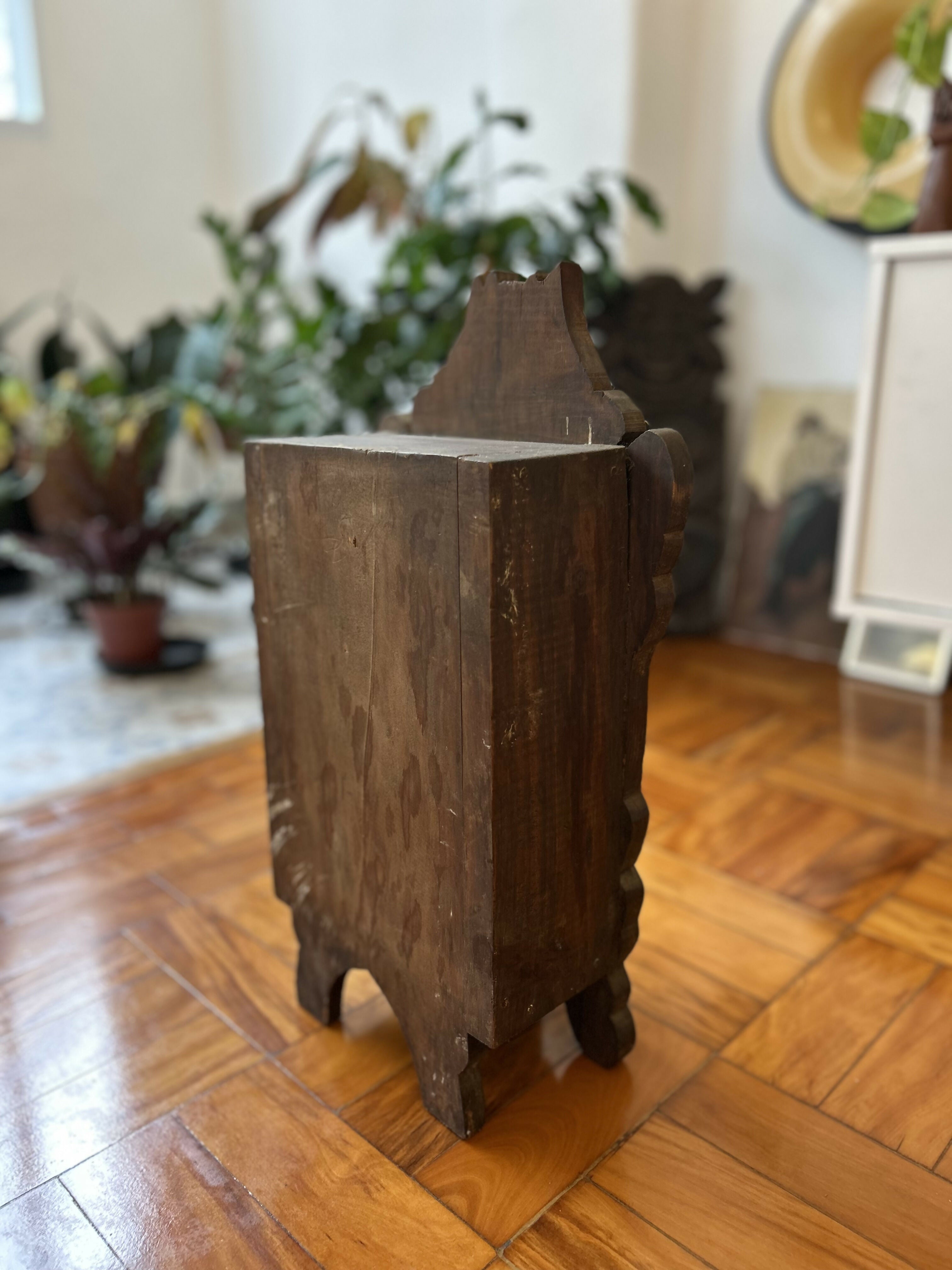 Oratório de madeira entalhado à mão anos 70/80