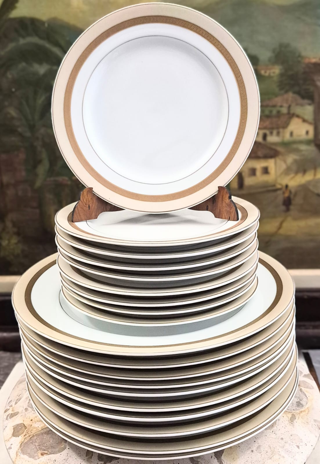 Conjunto de pratos em porcelana vintage nacional Schmidt, linha Gold - linha premium , anos 70/80, dourados à ouro. Perfeito estado. 19 peças: