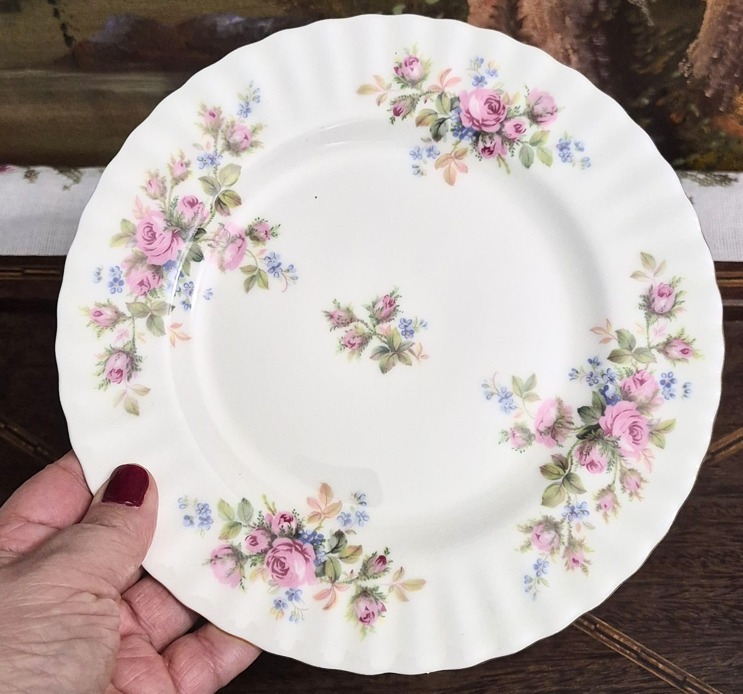 Trio de chá em porcelana Fine Bone China inglesa vintage Royal Albert,  modelo Moss Rose. Maravilhoso e impecável.