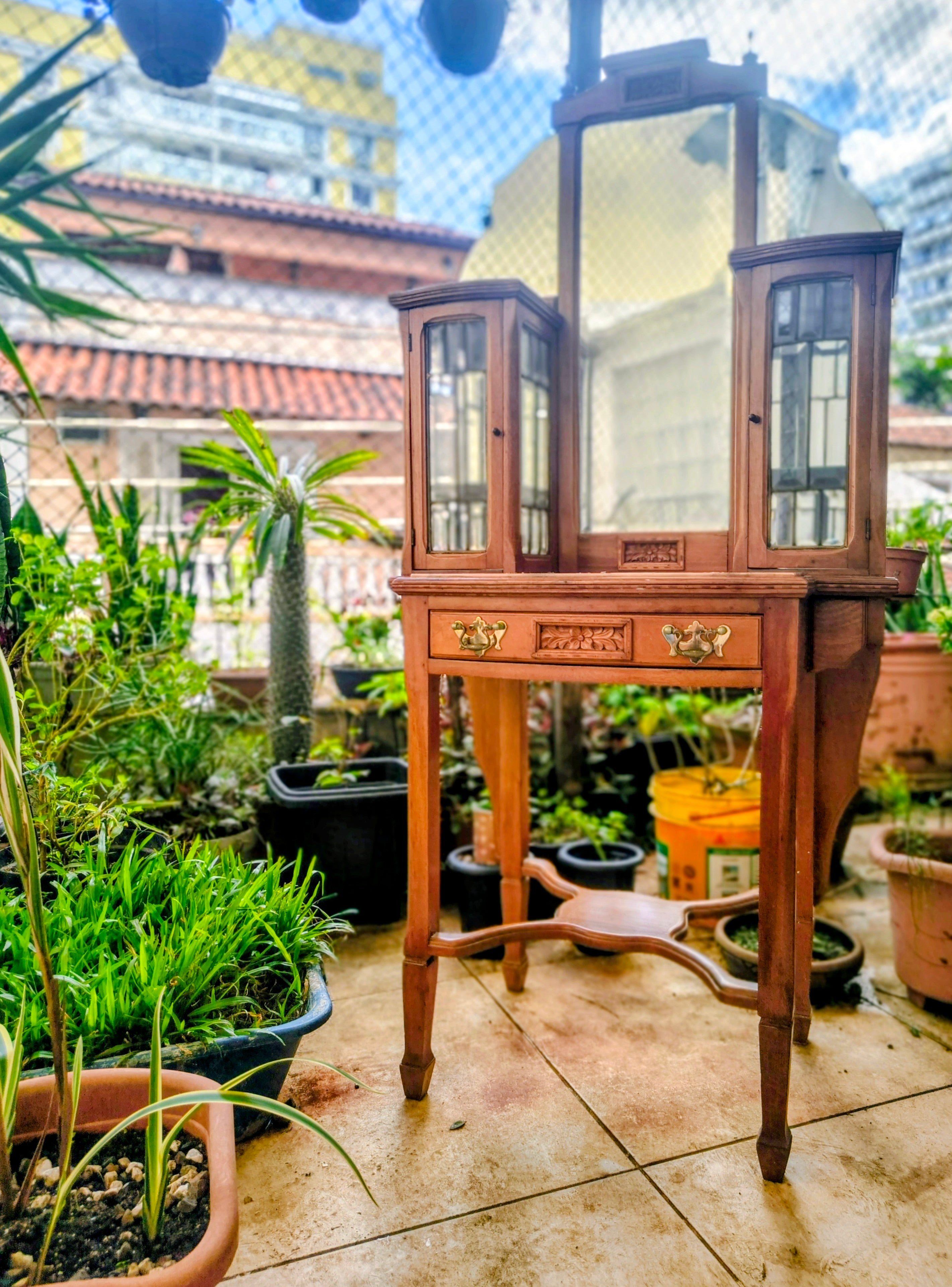 Pequena Penteadeira antiga  em Madeira com Marchetaria e detalhes entalhados