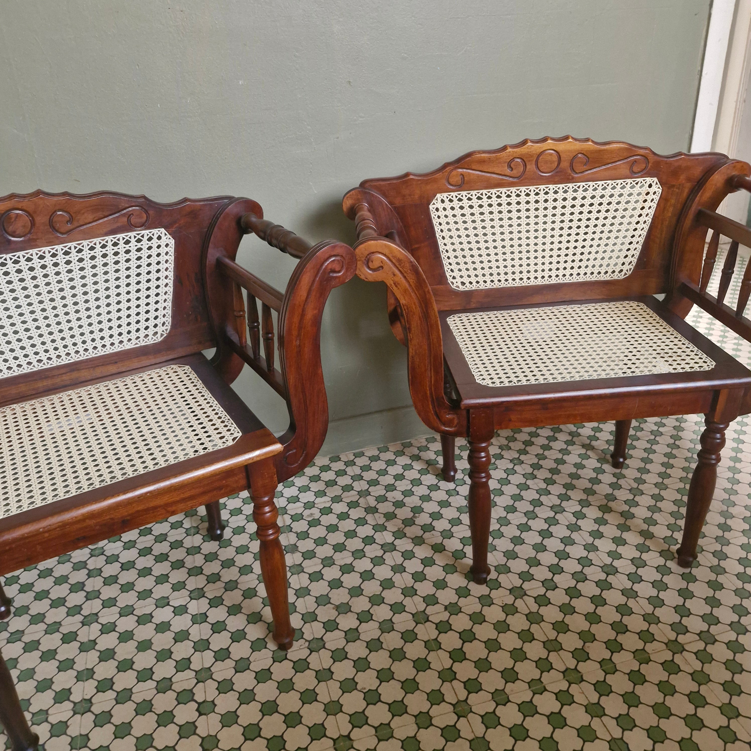 Par de Poltronas com braço estilo Colonial em madeira e palhinha - restauradas 