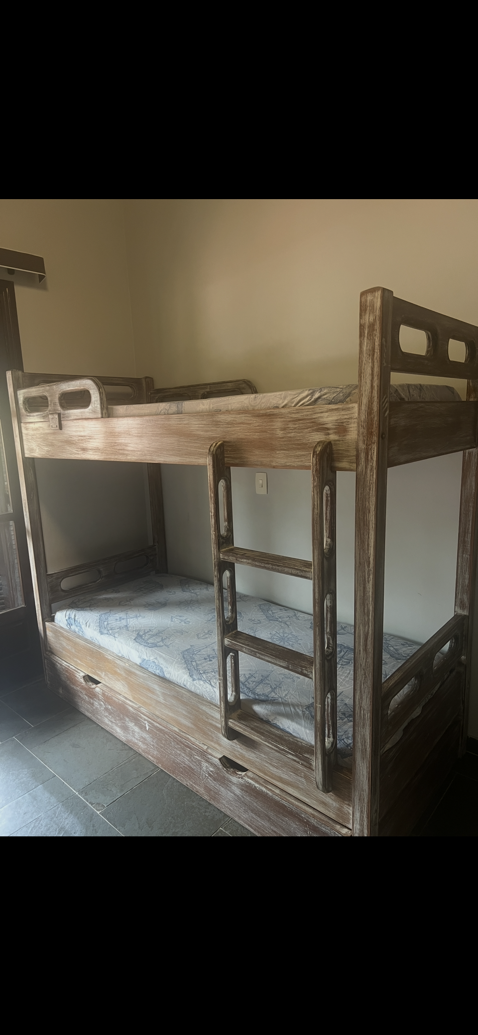 Beliche em madeira maciça com gaveteiro ou mais uma opção de cama extra