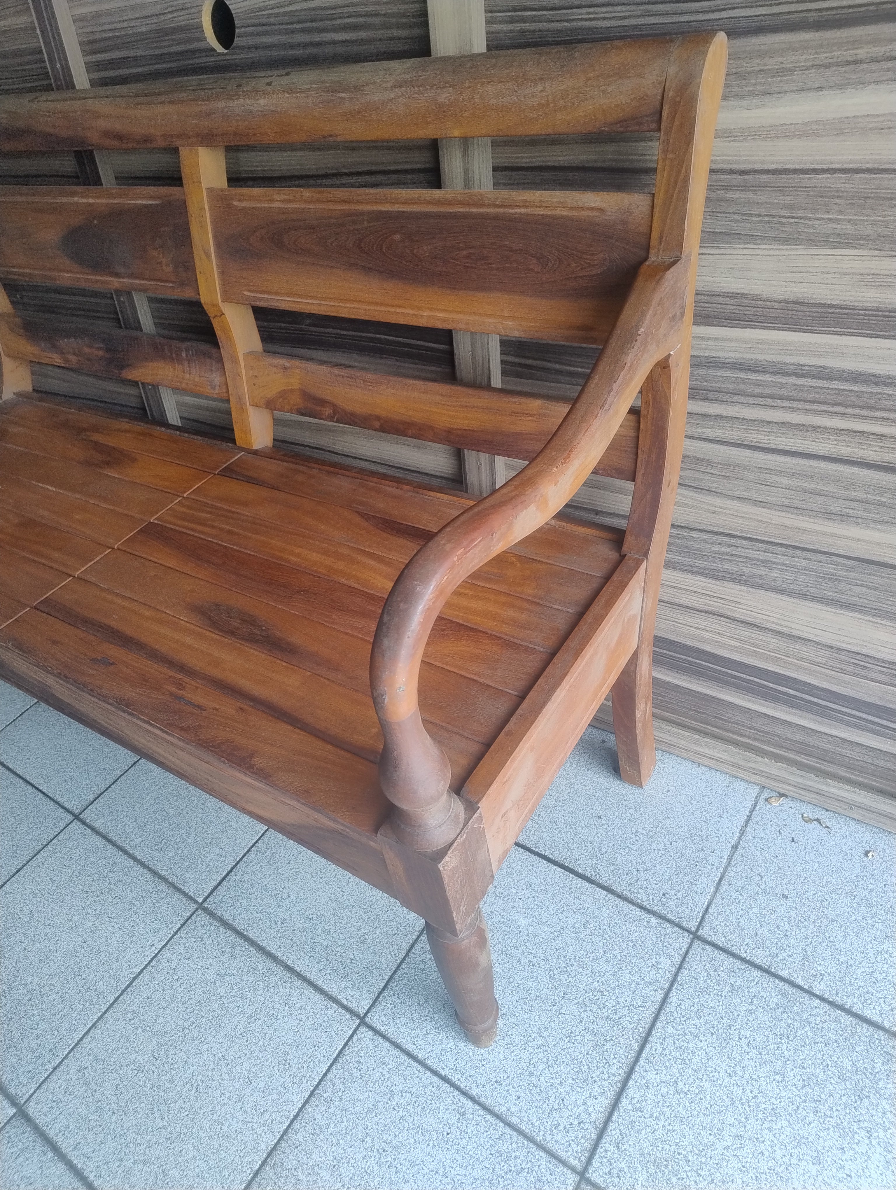 Banco em Madeira Maciça com almofada com motivos botânicos 