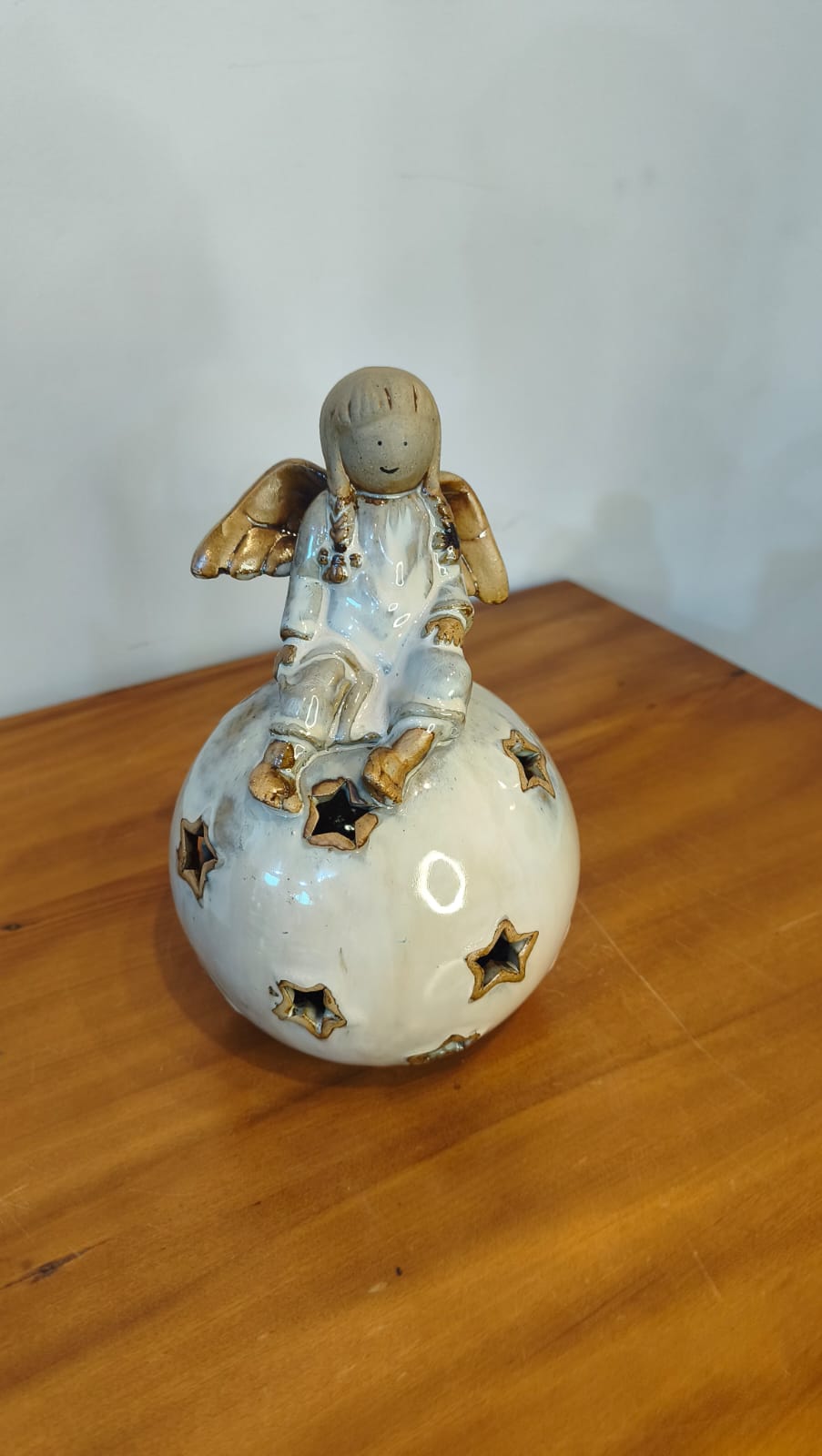 Anjo decorativo em cerâmica esmaltada sobre esfera estrelada | 24 cm