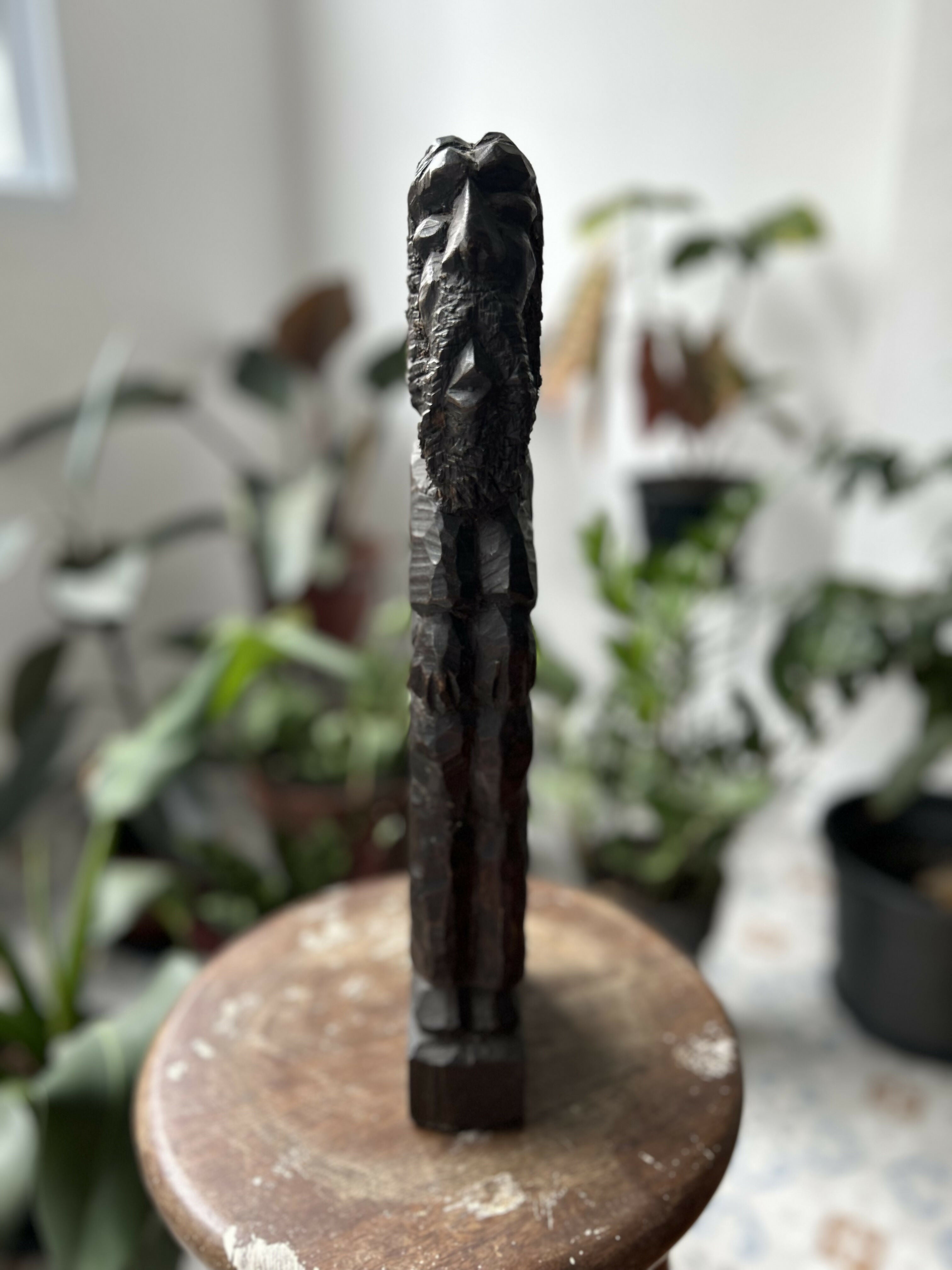 Escultura em viga de madeira - homem velho