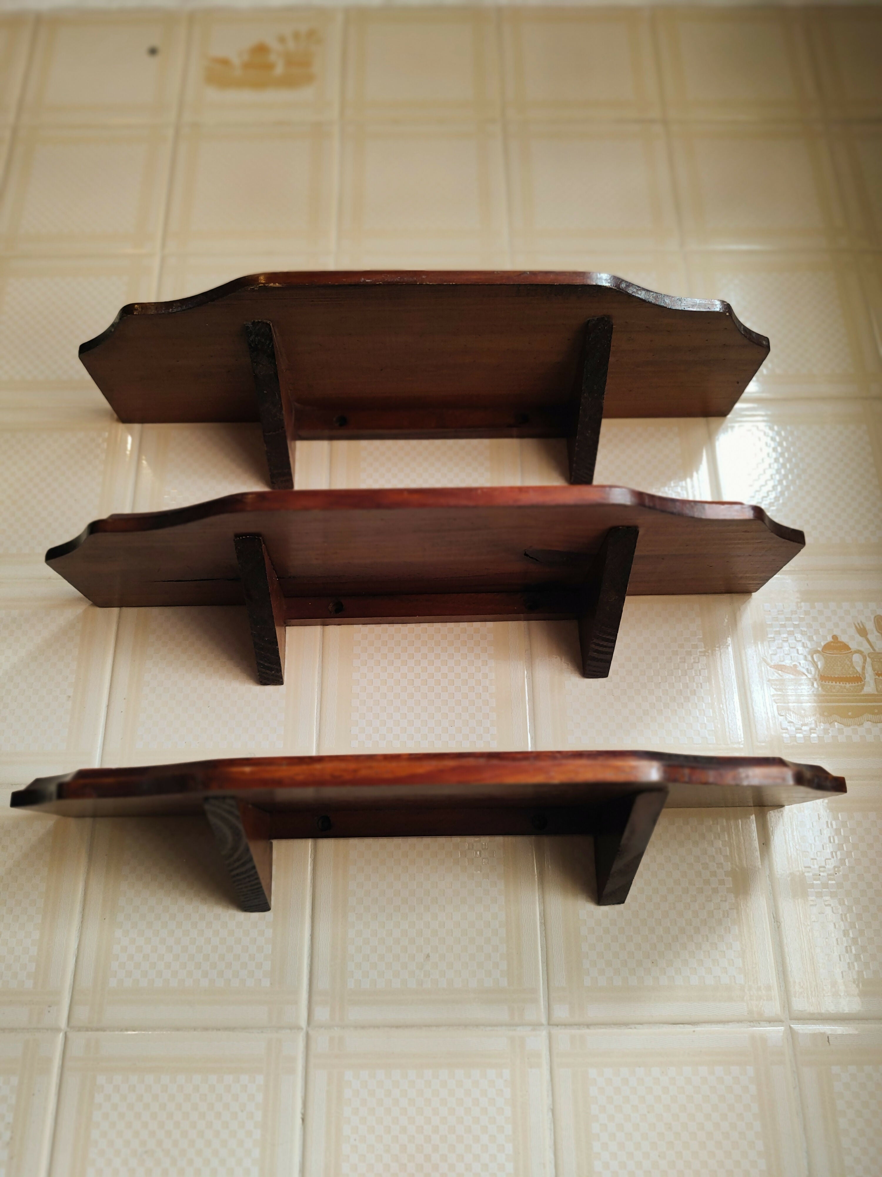 Antigo Trio de Pequenas Prateleiras em madeira maciça