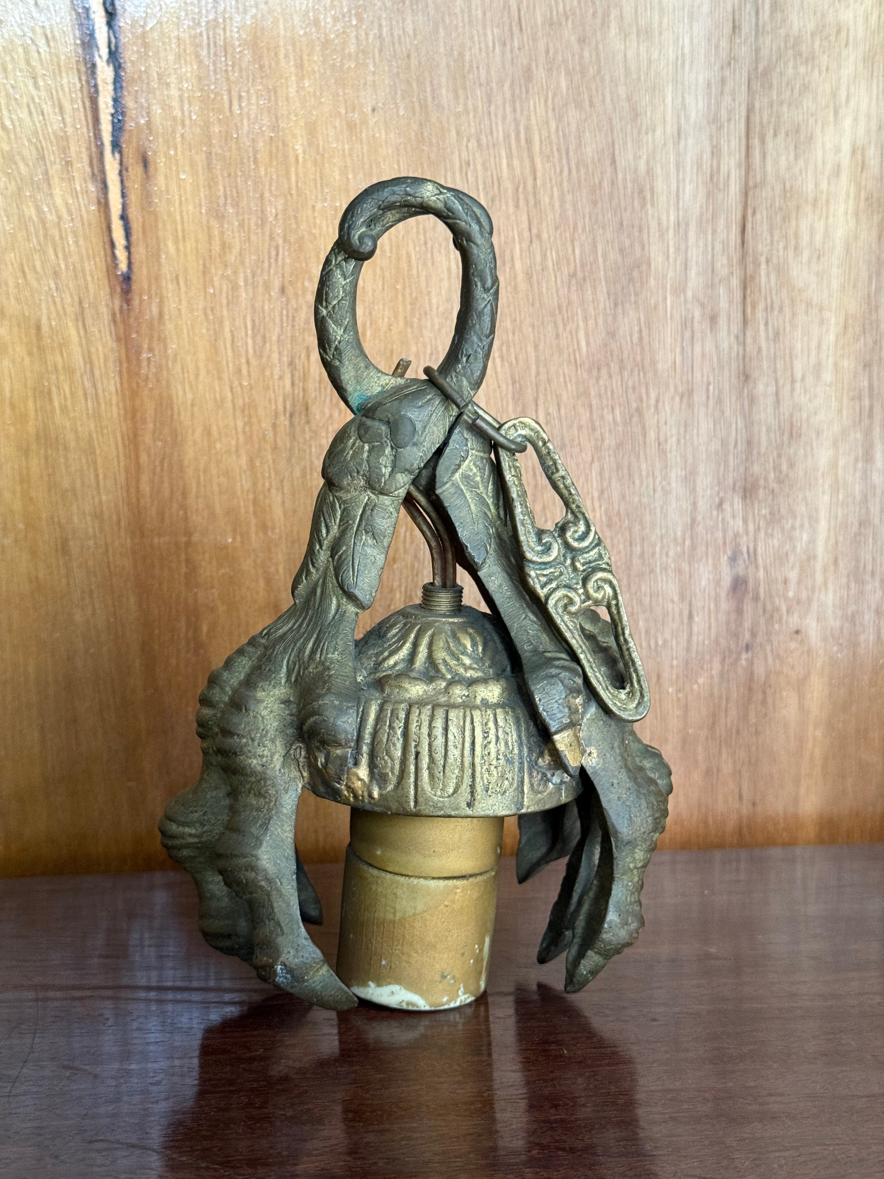 Antiga luminária decorativa em bronze/metal patinado, com garras de ave