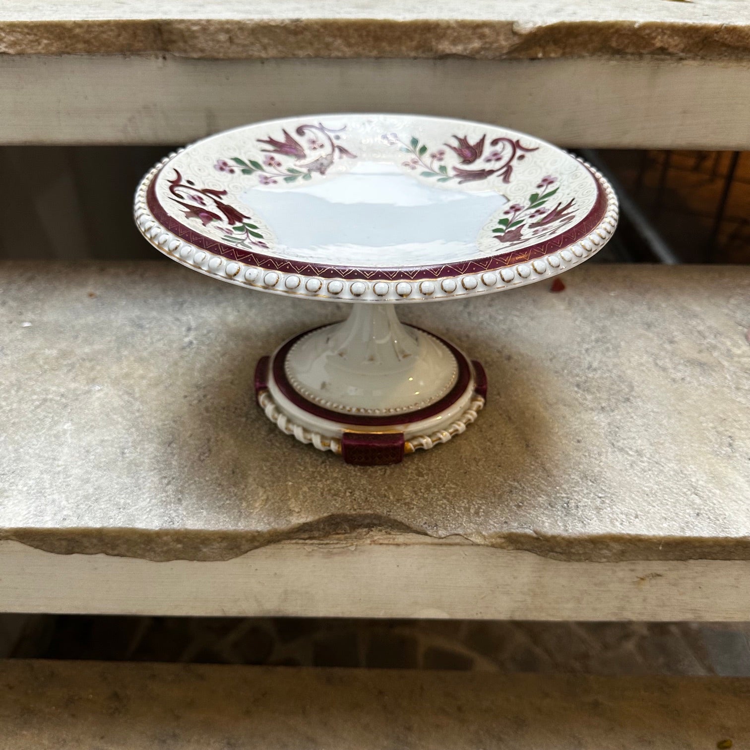 Rarissimo Conjunto com 3 peças em Porcelana Vintage anos 50 com detalhes dourados (Fruteira, Tigela e Leiteira)                                                                                                