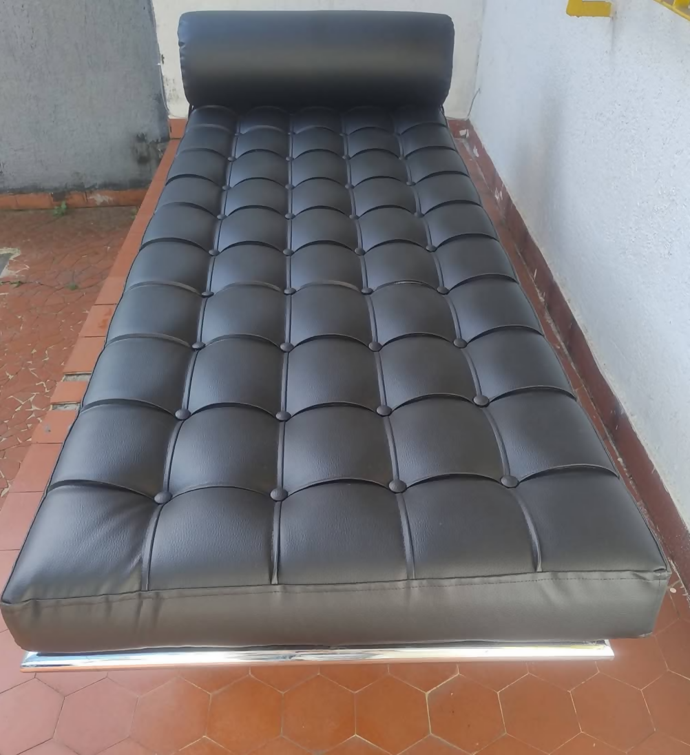 Chaise Divã Preta Design Cromada Couro Nova