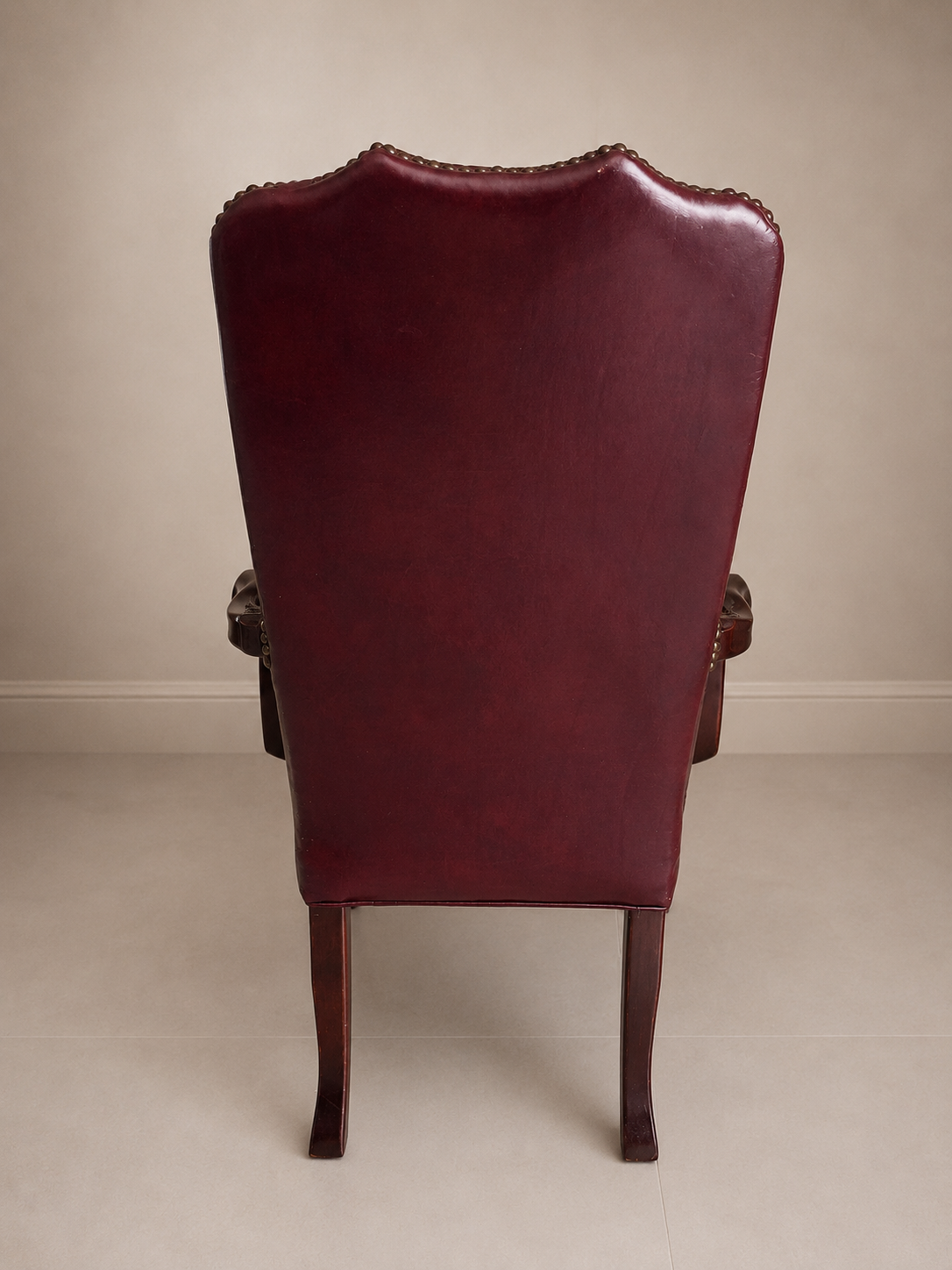 Poltrona com braço estilo Chesterfield Queen Anne em couro bordô.