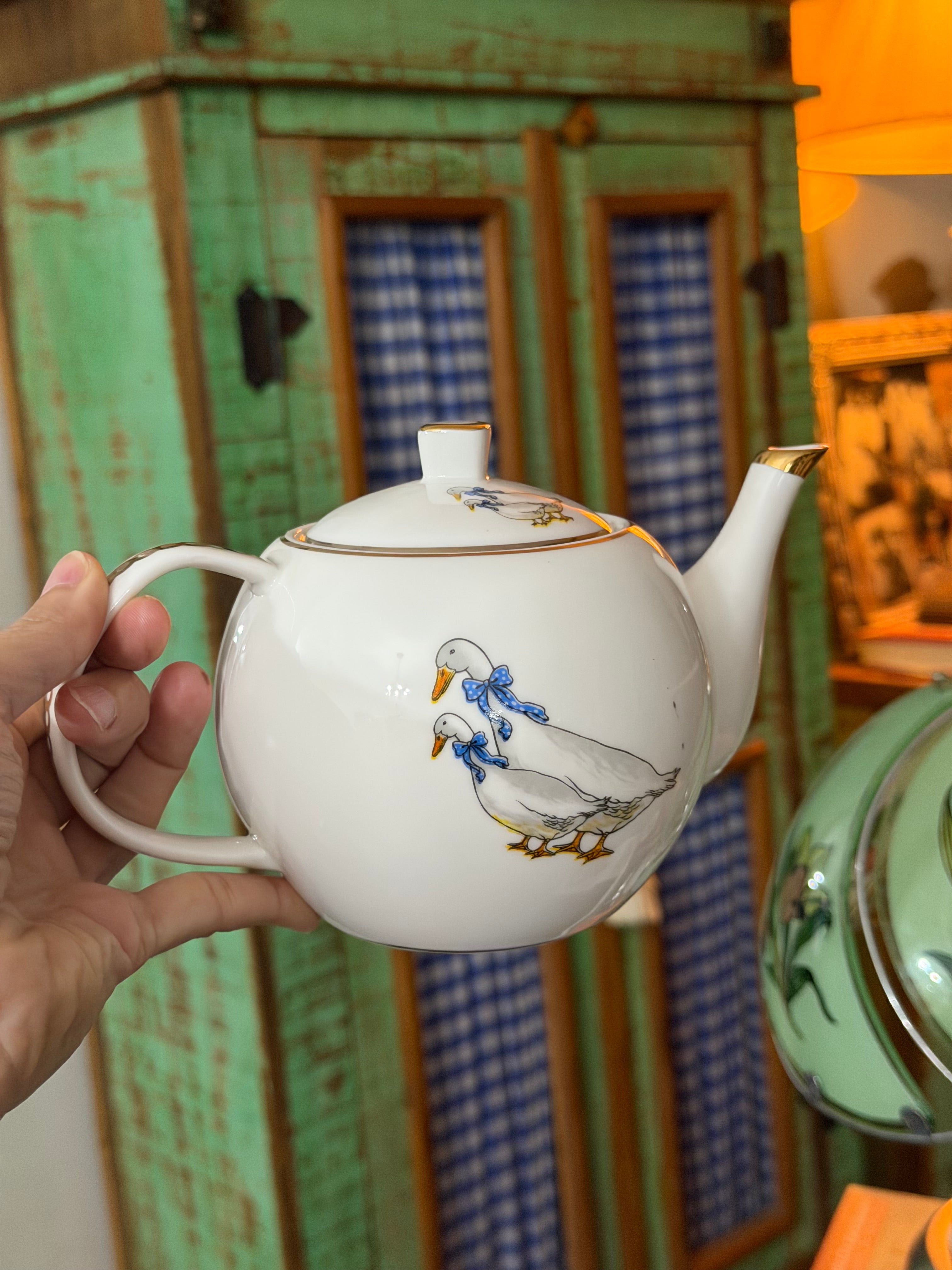 Bule porcelana com tema de patinhos com frisos dourados