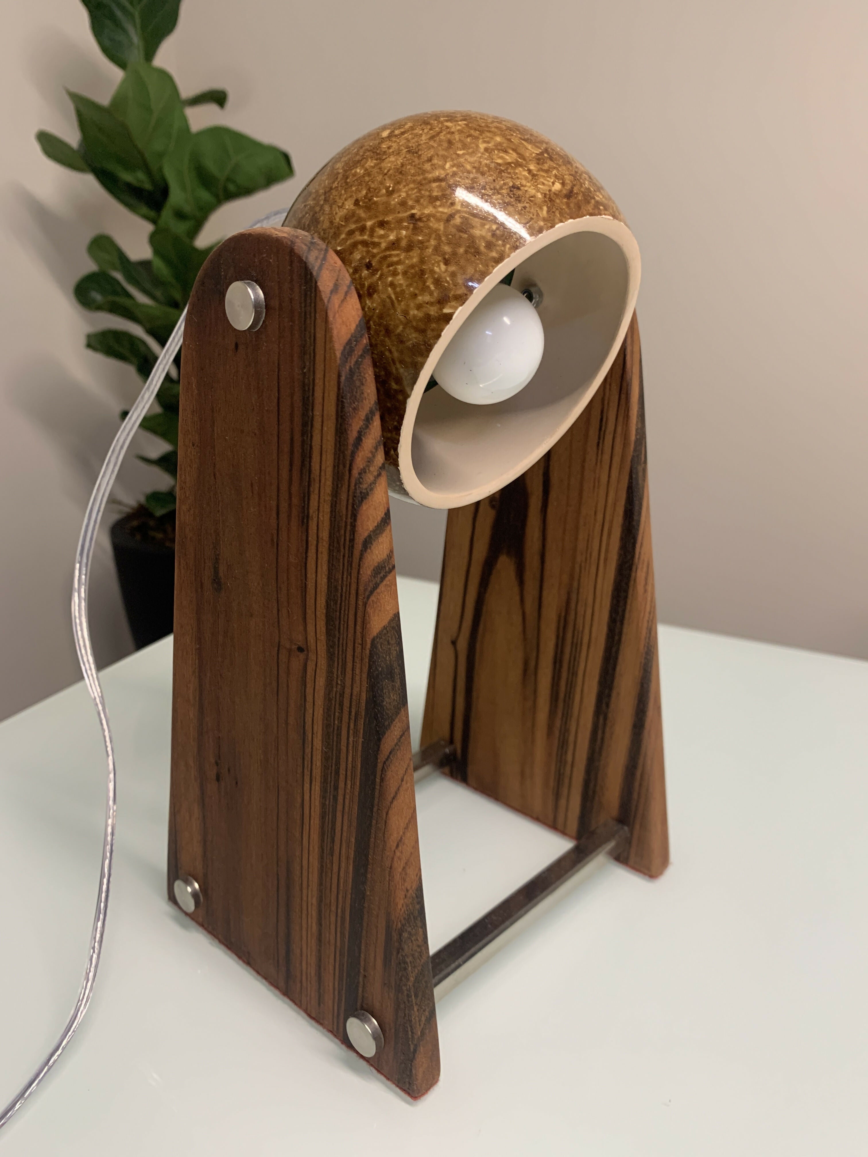 Luminária de mesa em cerâmica, madeira e inox