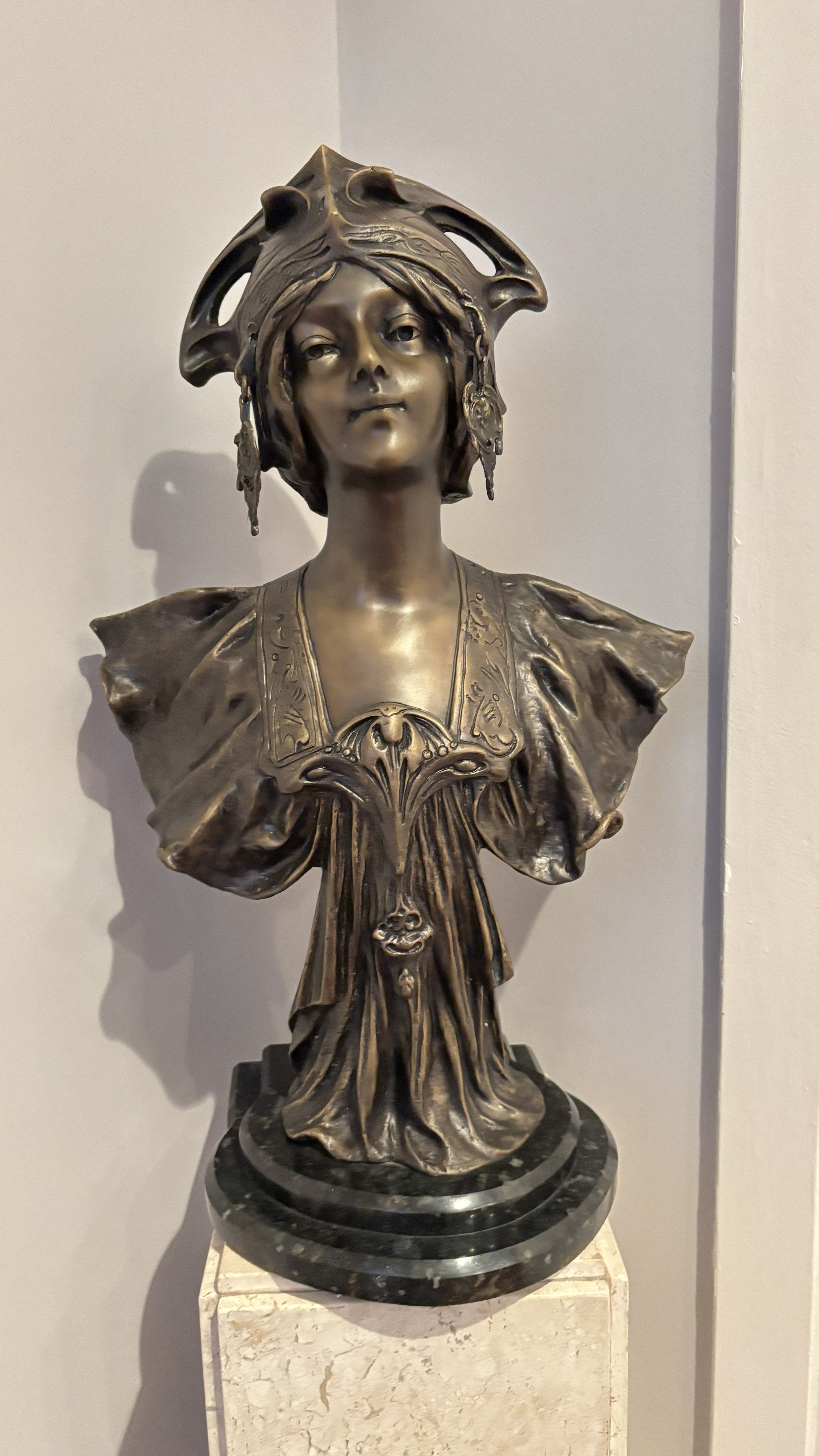 Busto Feminino em Bronze com Base de Mármore