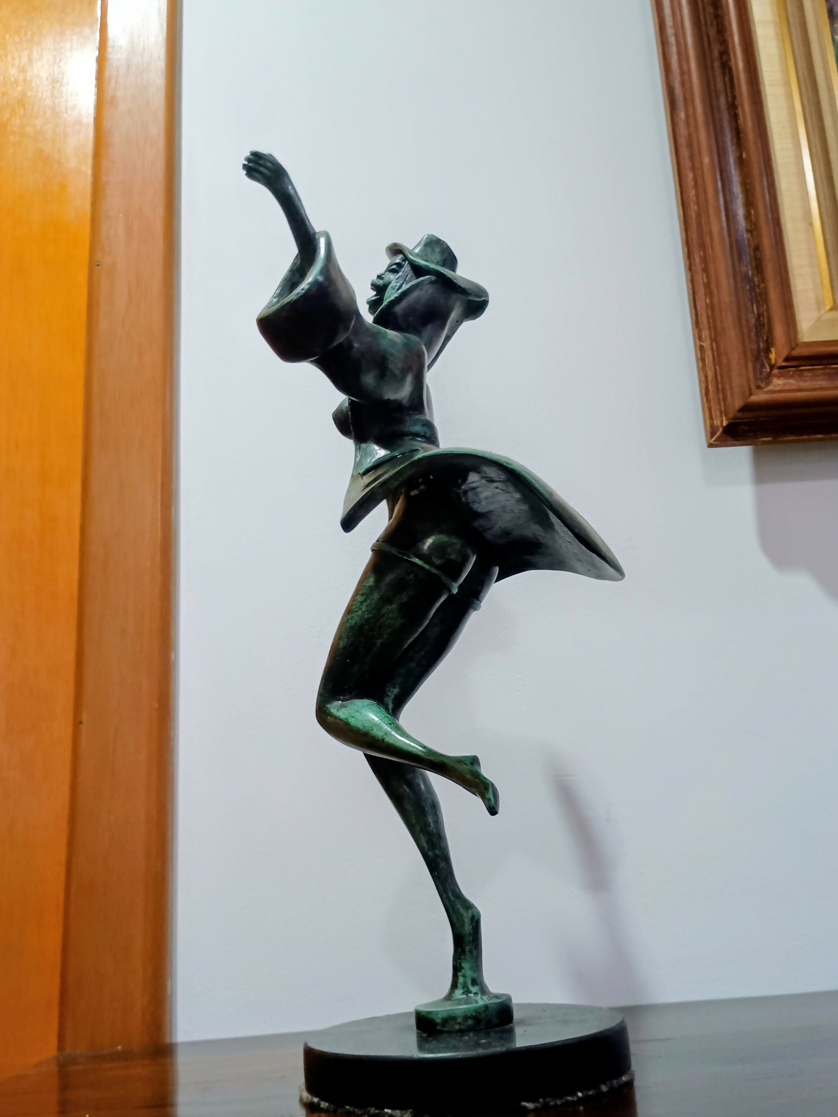 Escultura de Mulher em bronze assinada e numerada - Cartunista Lan