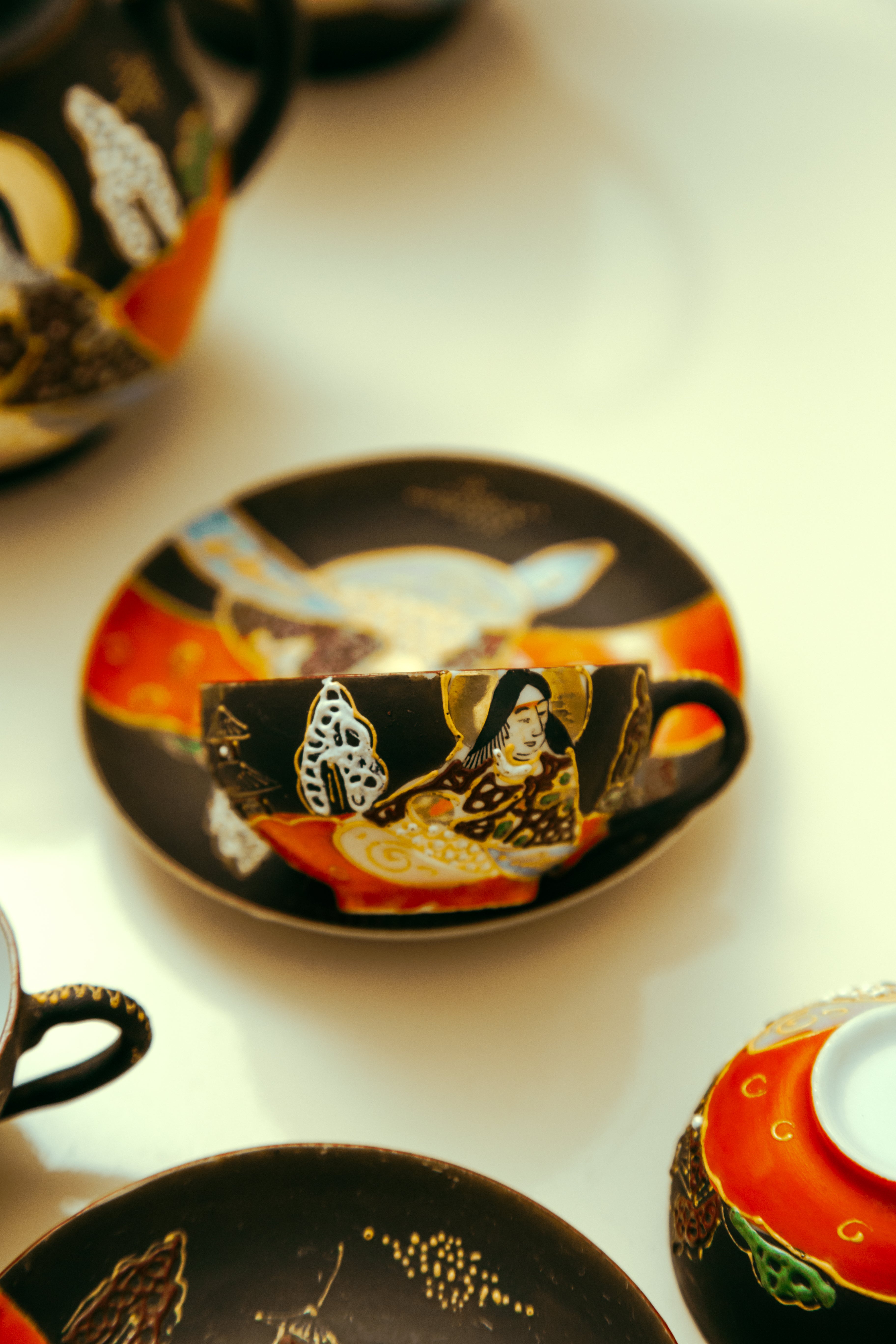Jogo de café em porcelana japonesa casca de ovo com fundo preto 