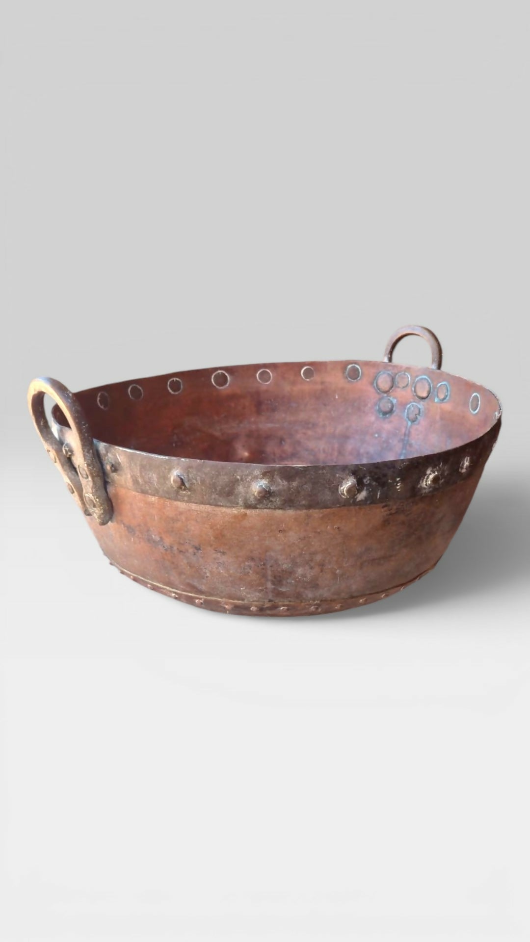 Grande tacho de cobre rebitado