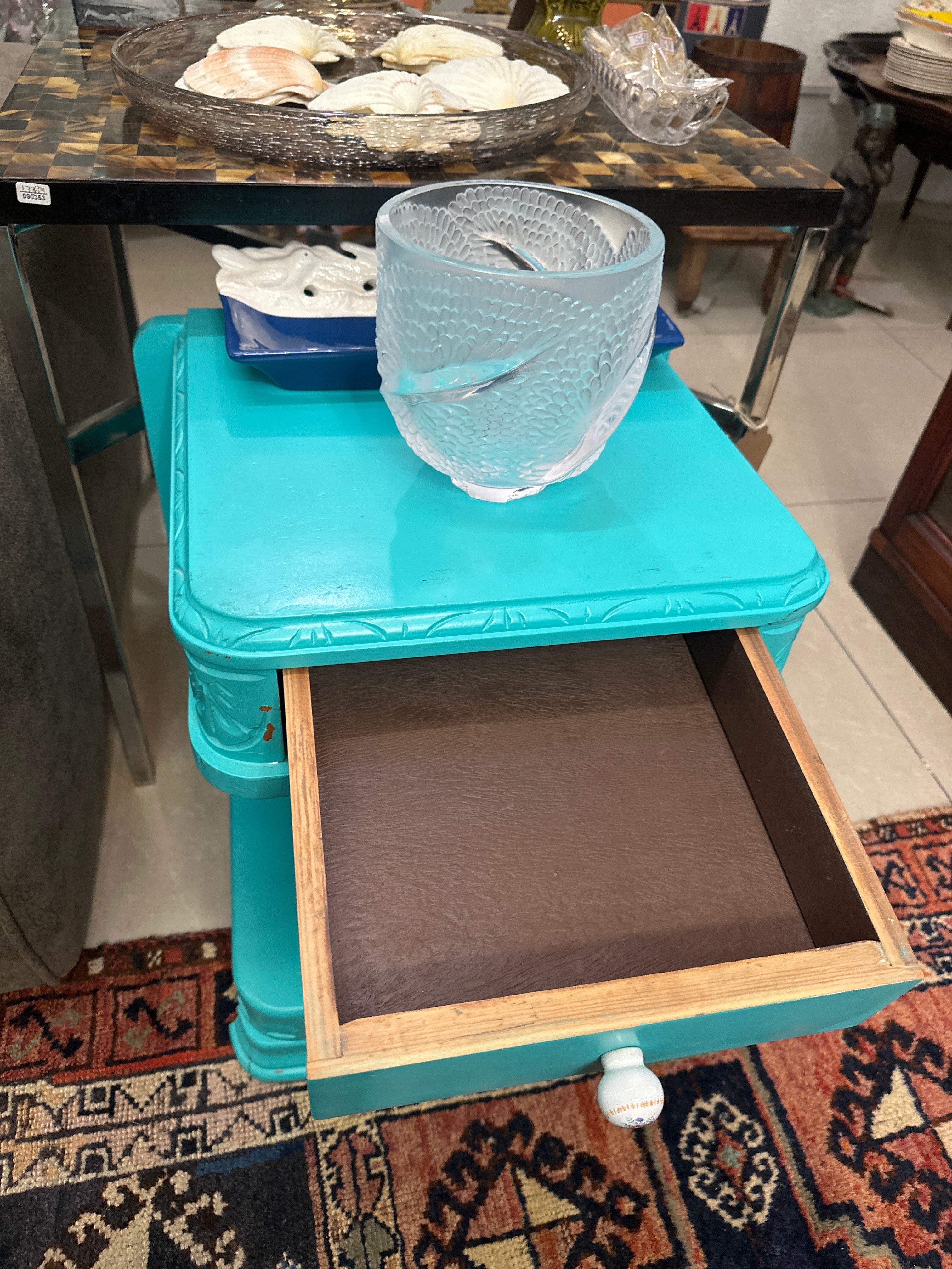 Mesa de cabeceira retrô em azul 