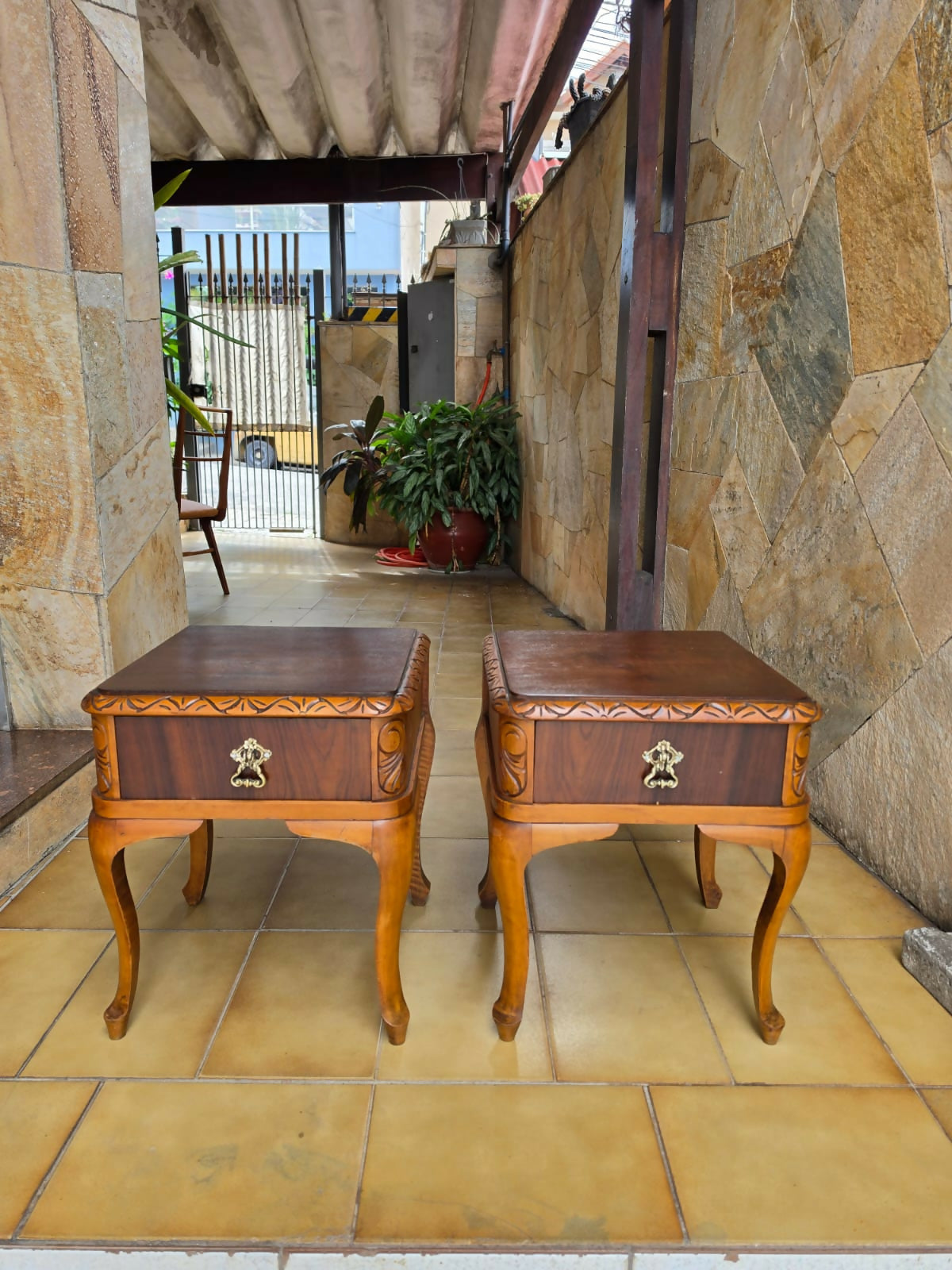 Par de mesa de cabeceira provençal, decada de 50 em imbuia