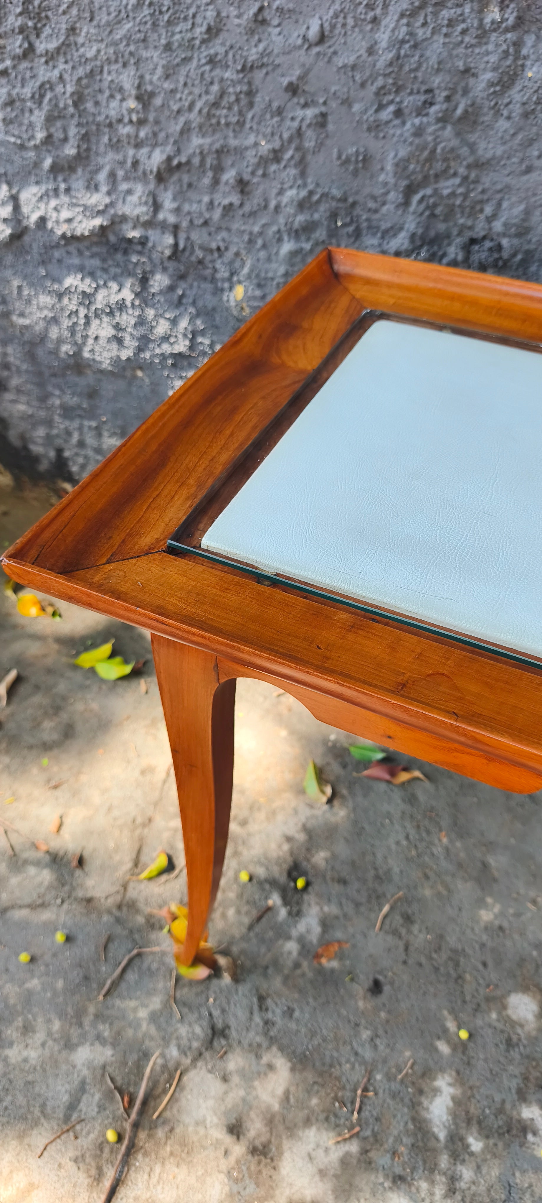 Mesa de centro retangular em madeira clara com tampo estofado em couro branco - restaurada