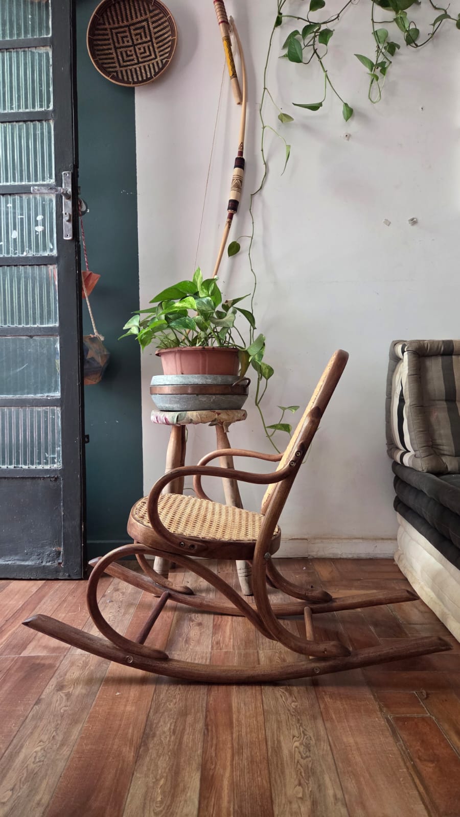 Antiga Cadeira De Balanço Infantil Estilo Thonet - restaurada 