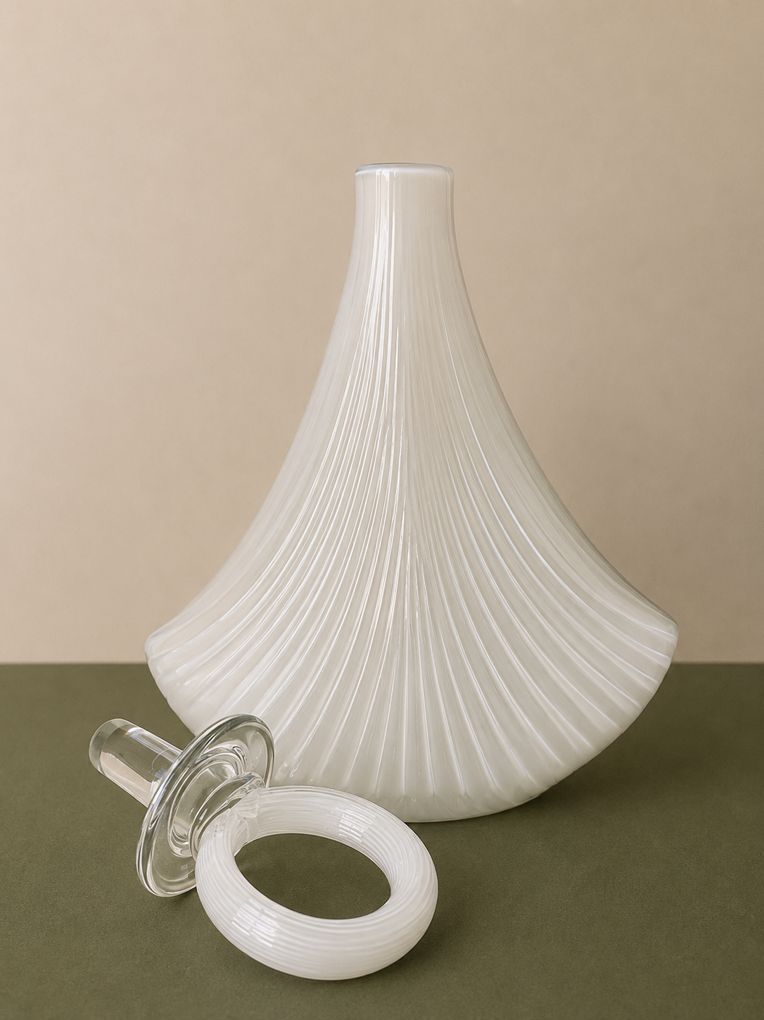 Garrafa decorativa em vidro artístico branco (DMCPS_266)