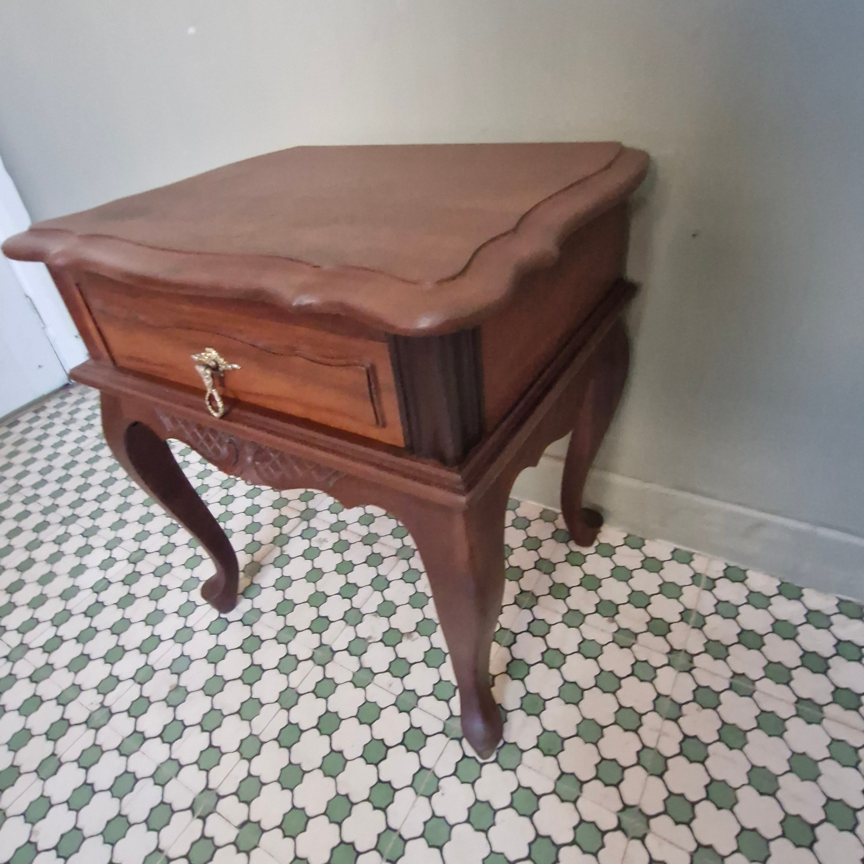 Mesa de cabeceira Luis XV