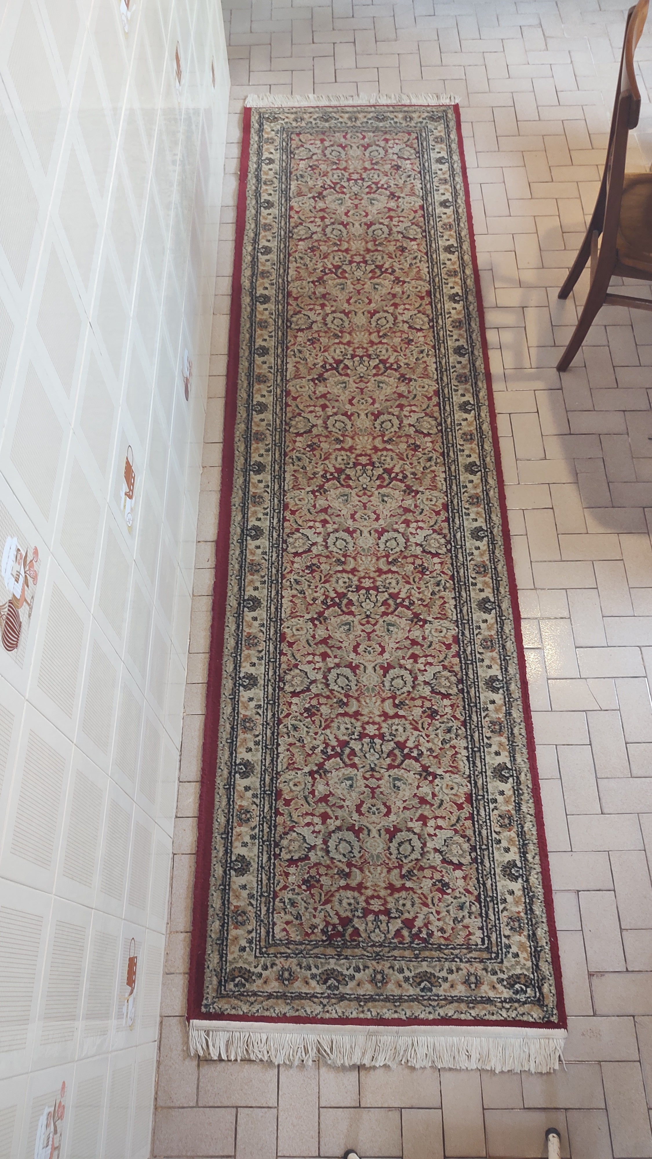 Tapete Passadeira Yesemek importado da Turquia em tonalidade predominante vermelho e bege (300cm x 80cm)