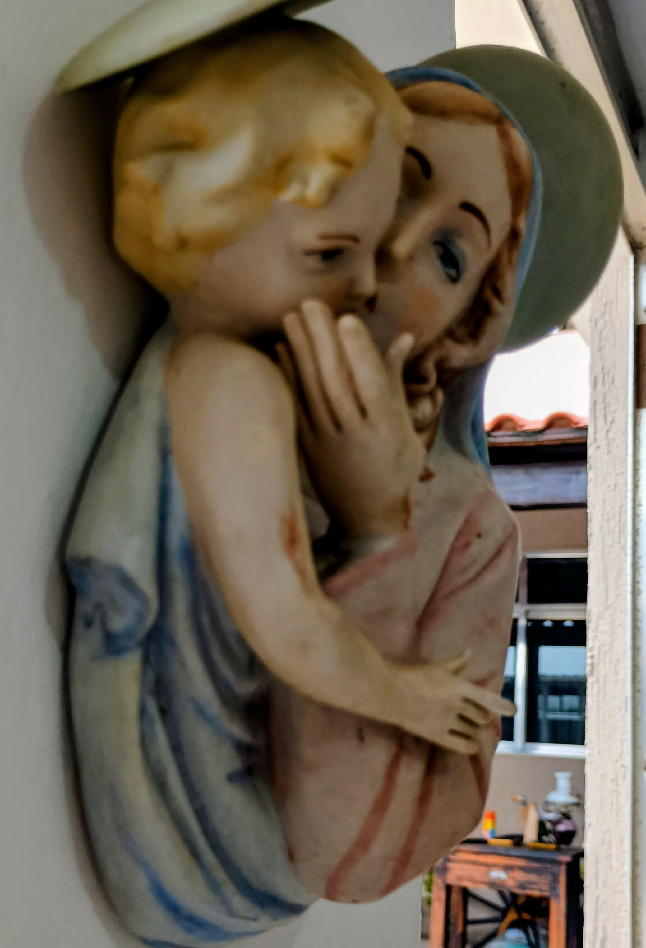 IMAGEM SACRA ANTIGA – MADONA COM MENINO JESUS – PORCELANA BISCUITADA / FAIANÇA